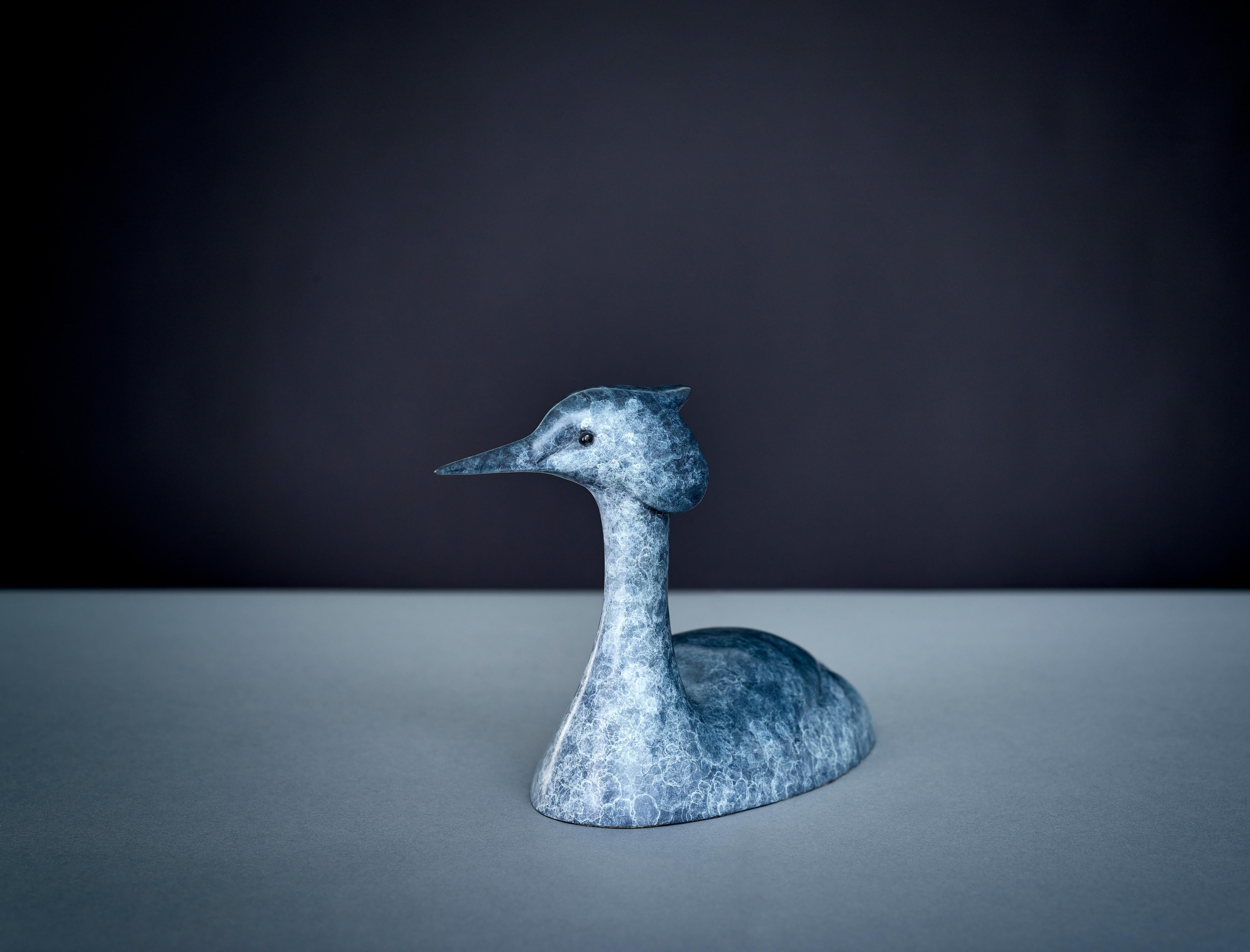 Scultura in bronzo contemporanea di uno svasso che nuota nell'acqua, uccello, fauna selvatica - Still-Life Sculpture Oro di Richard Smith b.1955