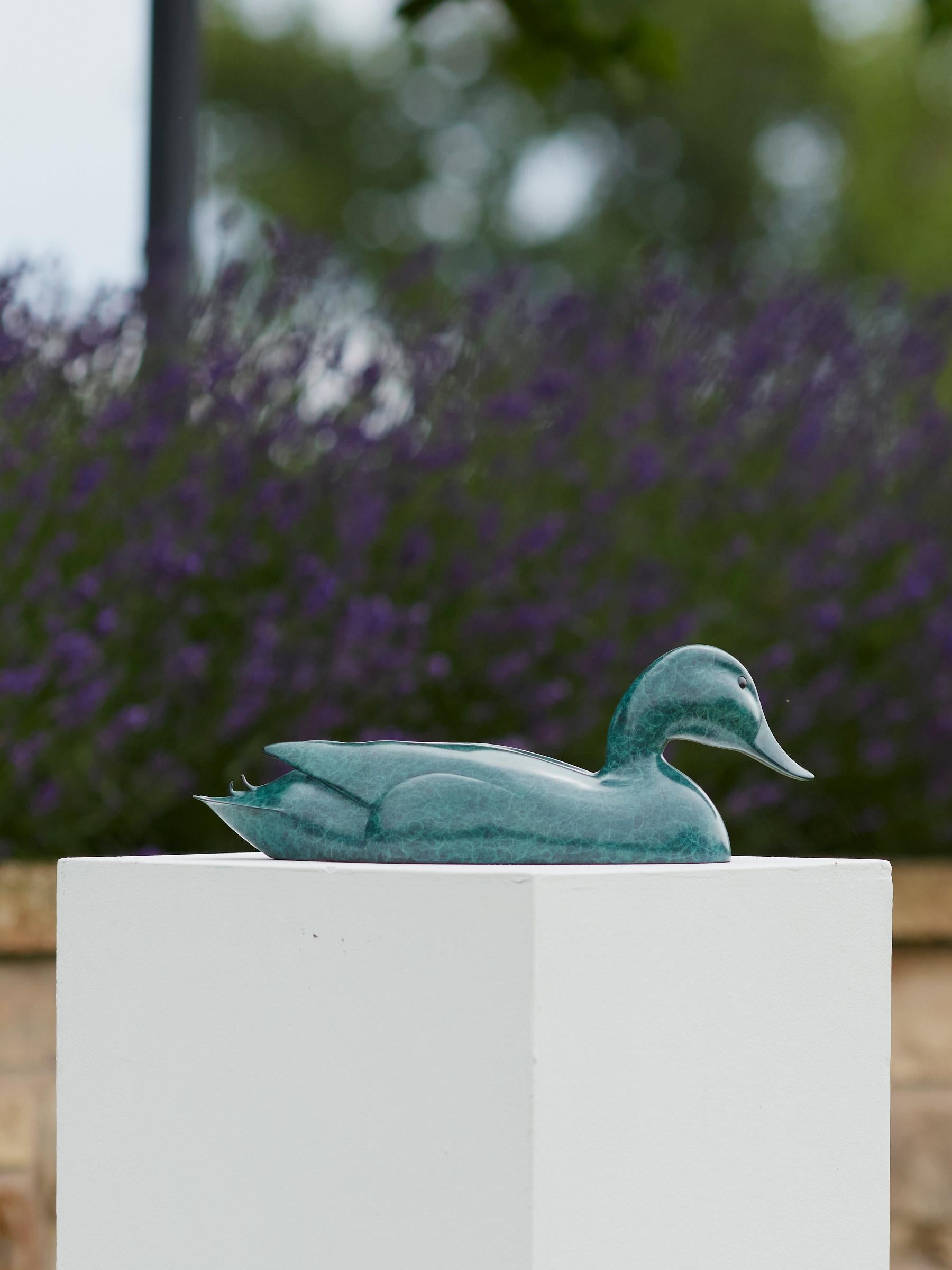 Sculpture contemporaine en bronze d'un canard colvert nageant sur l'eau, vert vif - Or Still-Life Sculpture par Richard Smith b.1955