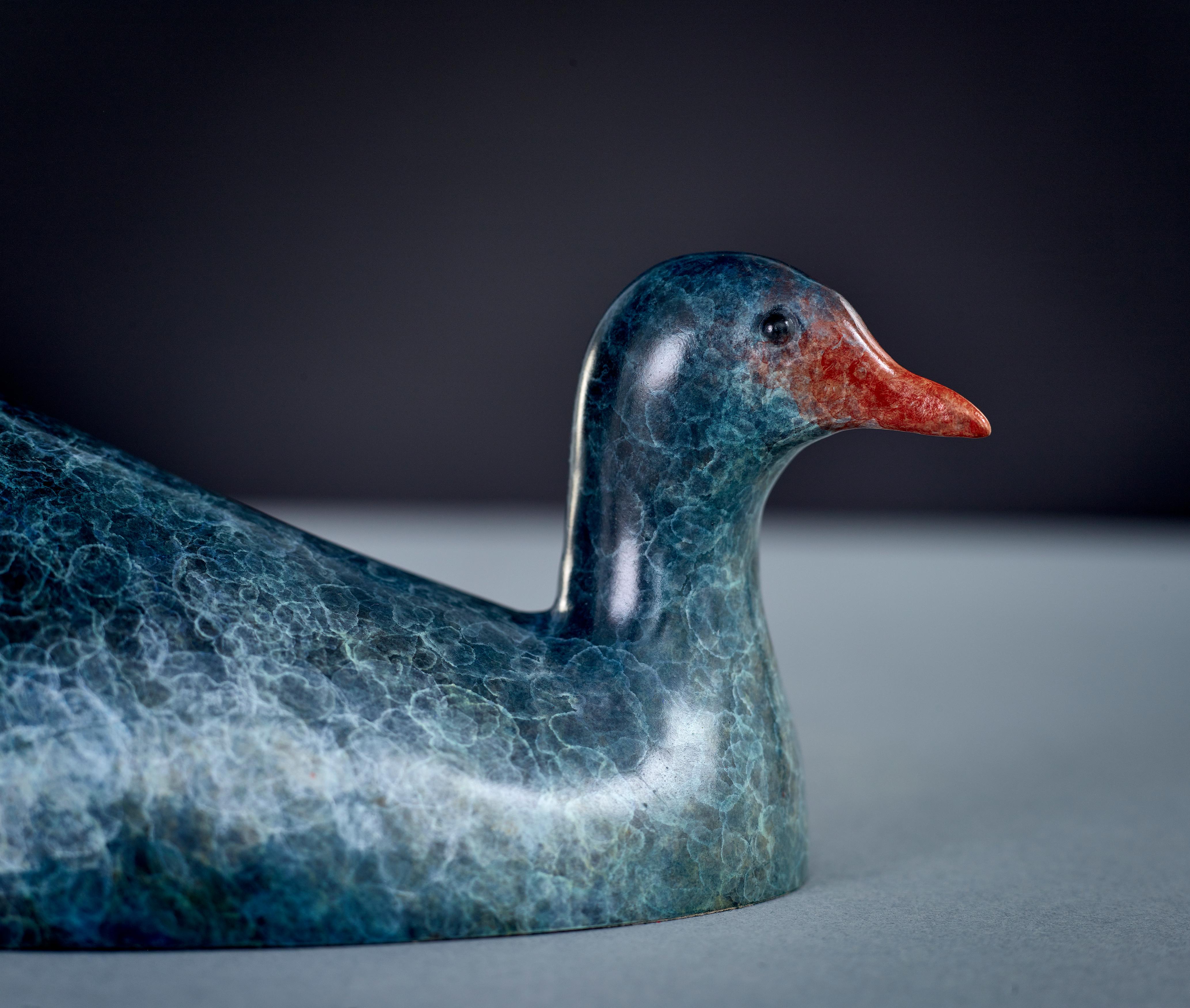 Scultura contemporanea in bronzo di un uccello acquatico gallinella d'acqua che nuota, blu vivace, rosso - Still-Life Sculpture Oro di Richard Smith b.1955