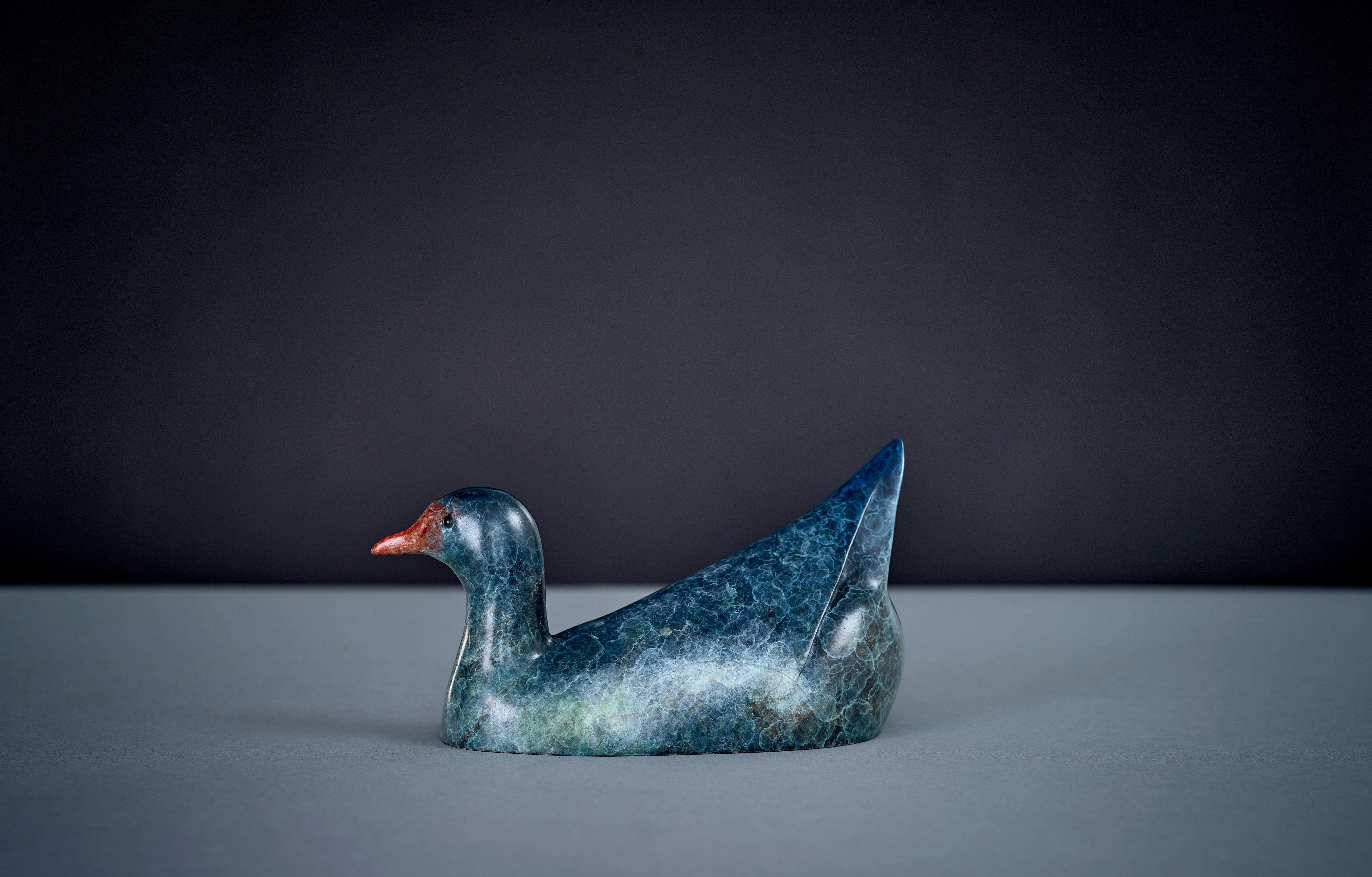 Scultura contemporanea in bronzo di un uccello acquatico gallinella d'acqua che nuota, blu vivace, rosso in vendita 1
