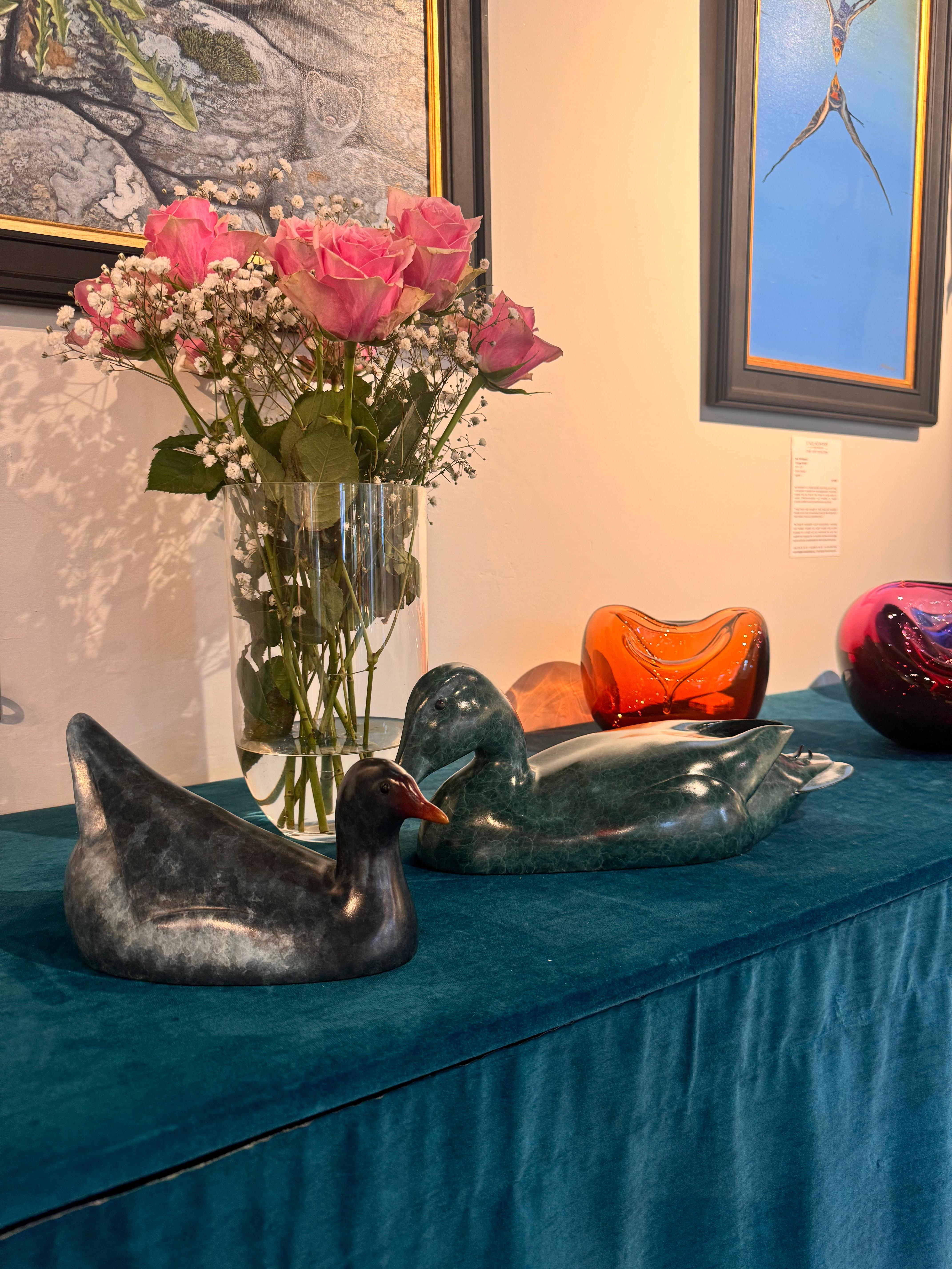 Scultura contemporanea in bronzo di un uccello acquatico gallinella d'acqua che nuota, blu vivace, rosso in vendita 2