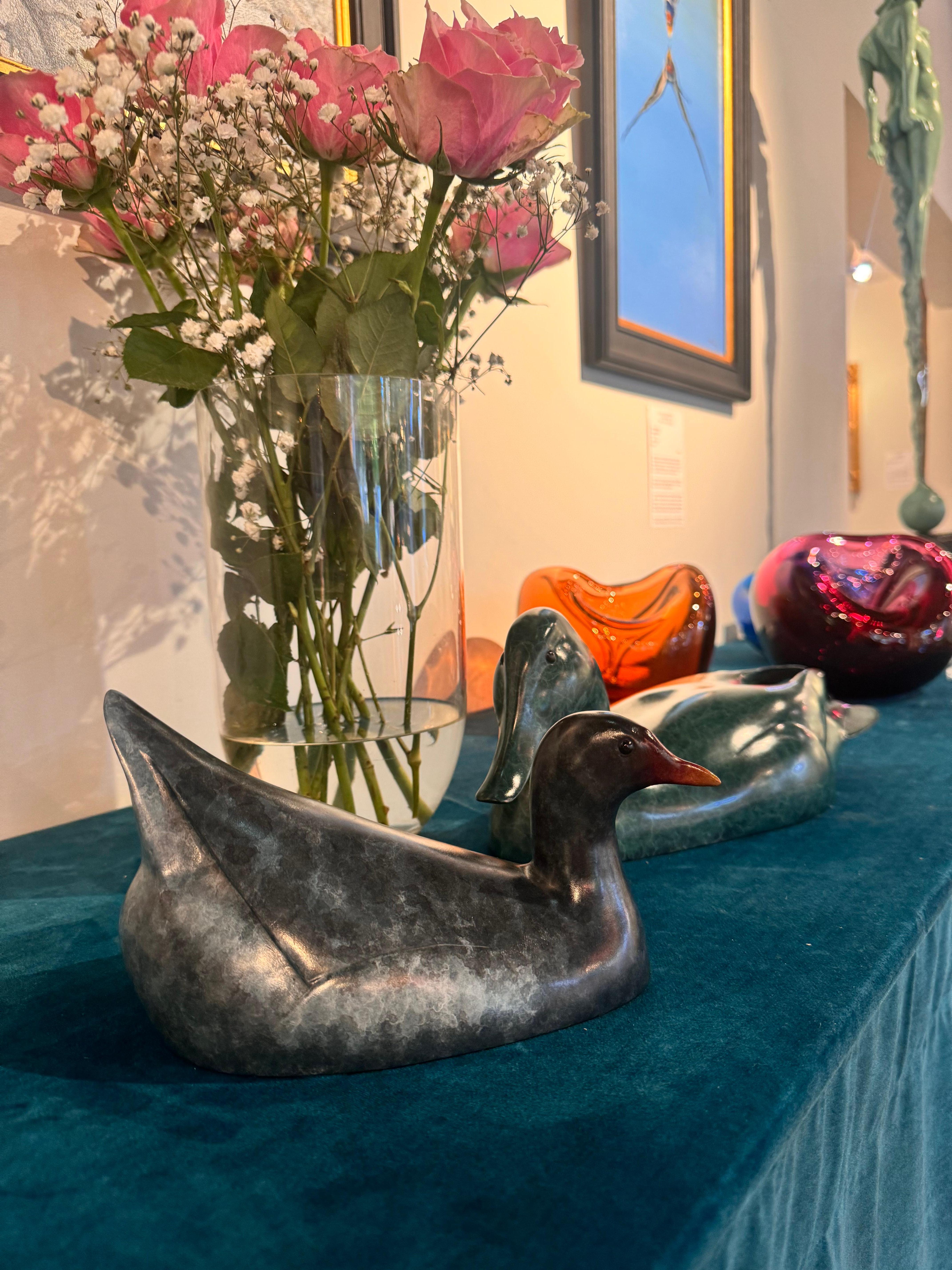 Scultura contemporanea in bronzo di un uccello acquatico gallinella d'acqua che nuota, blu vivace, rosso in vendita 3