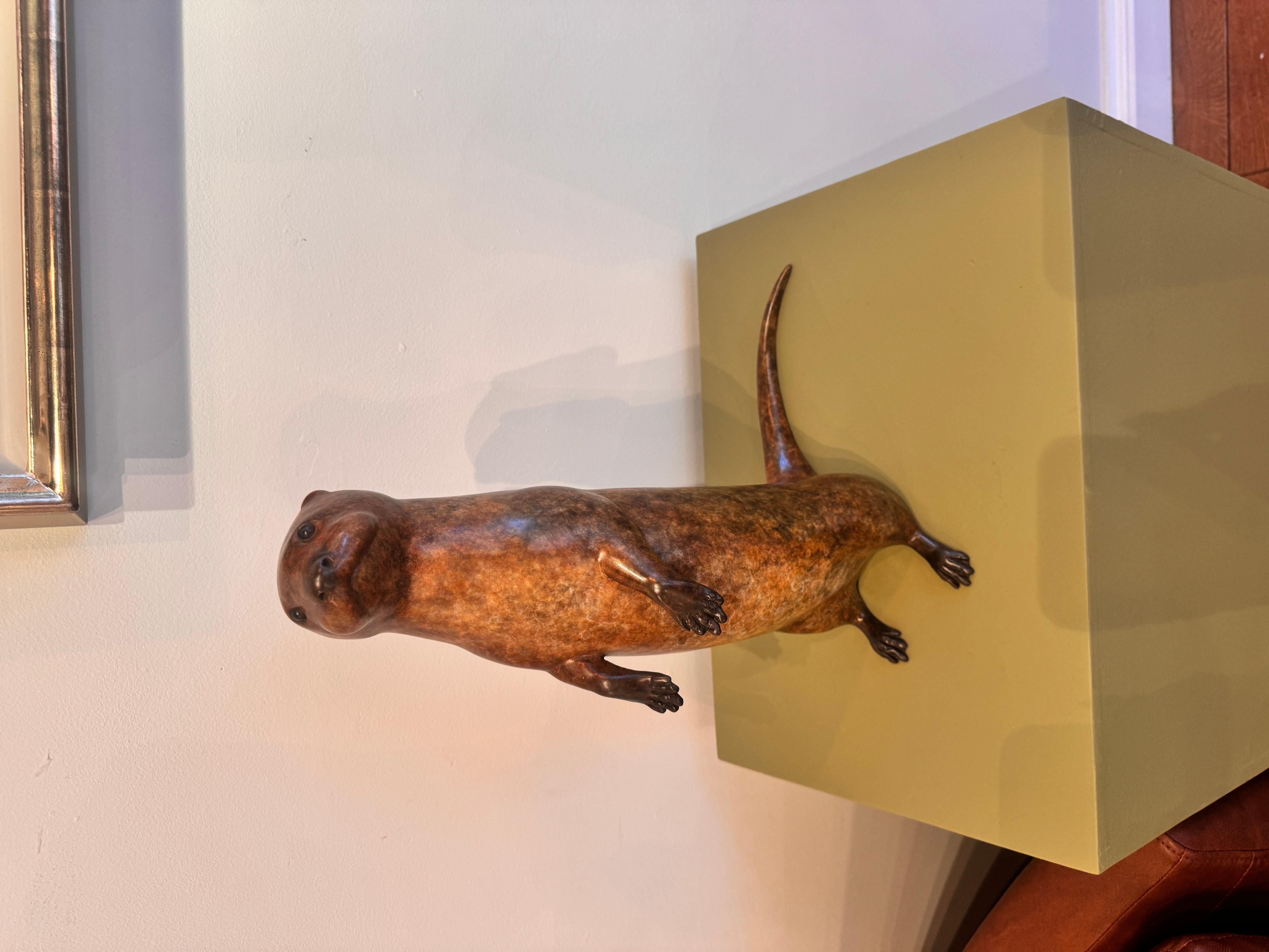 Sculpture contemporaine en bronze d'un chiot de loutre patine brune, faune et flore en vente 5