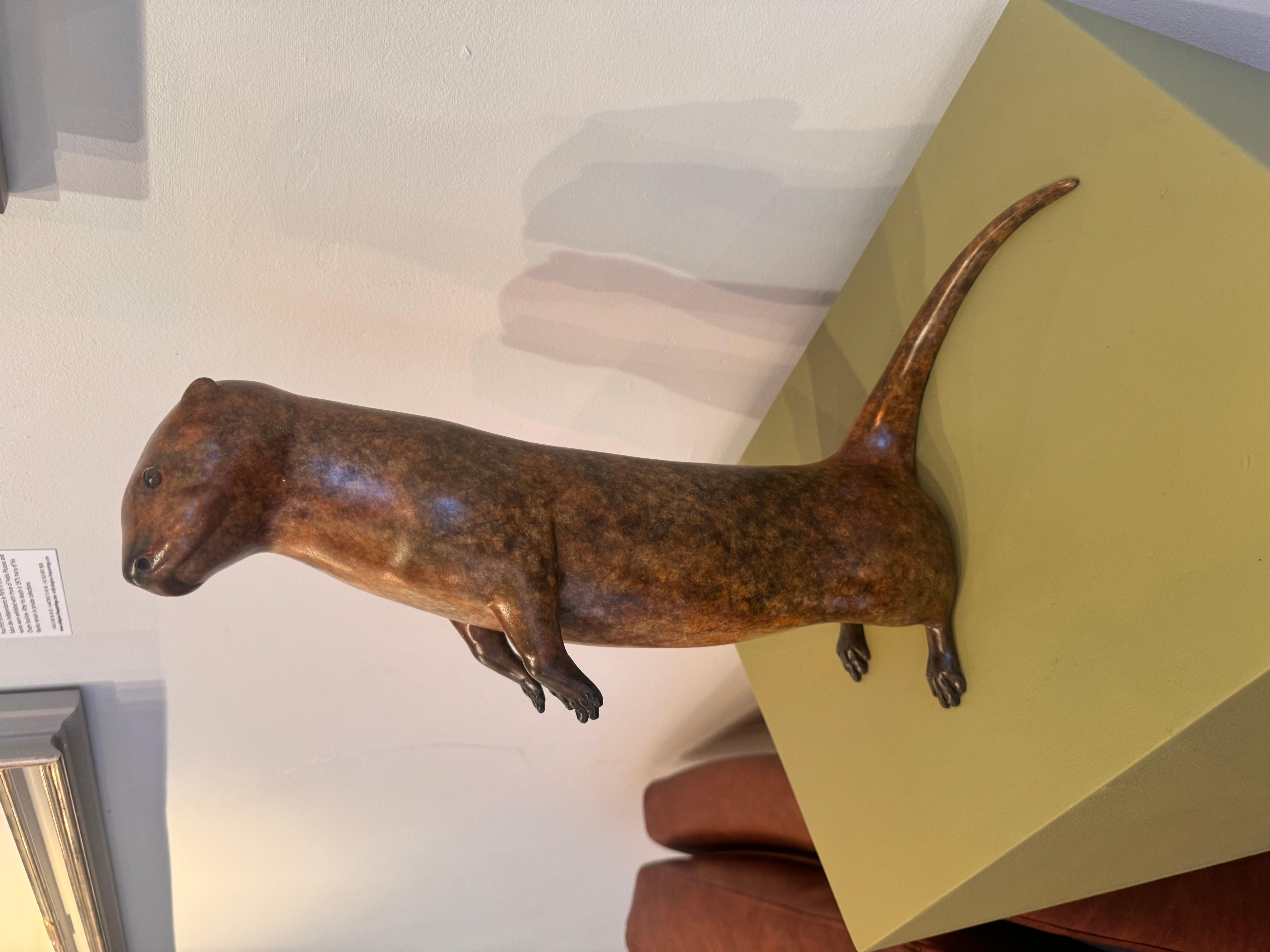 Sculpture contemporaine en bronze d'un chiot de loutre patine brune, faune et flore en vente 6