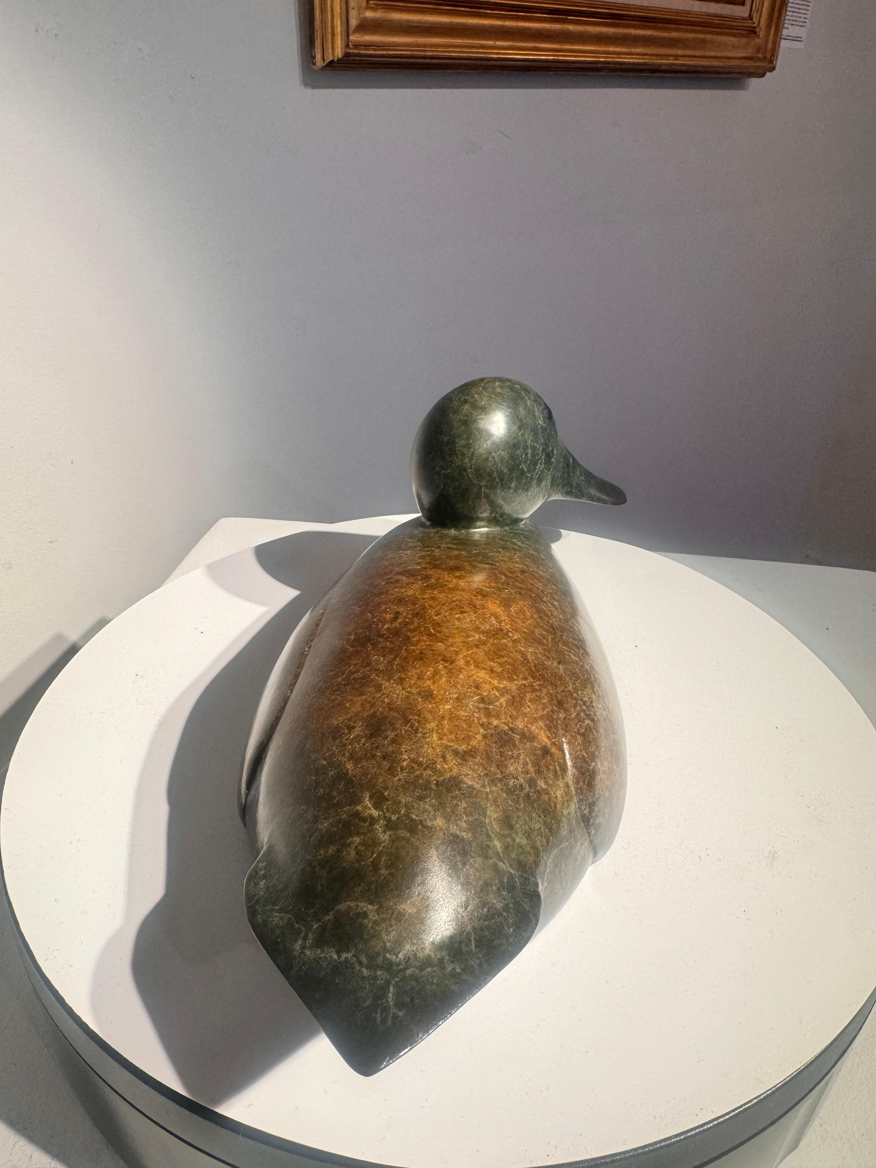 Zeitgenössische Bronzeskulptur einer schwimmenden Löffelente, Wasservogel, grün im Angebot 2