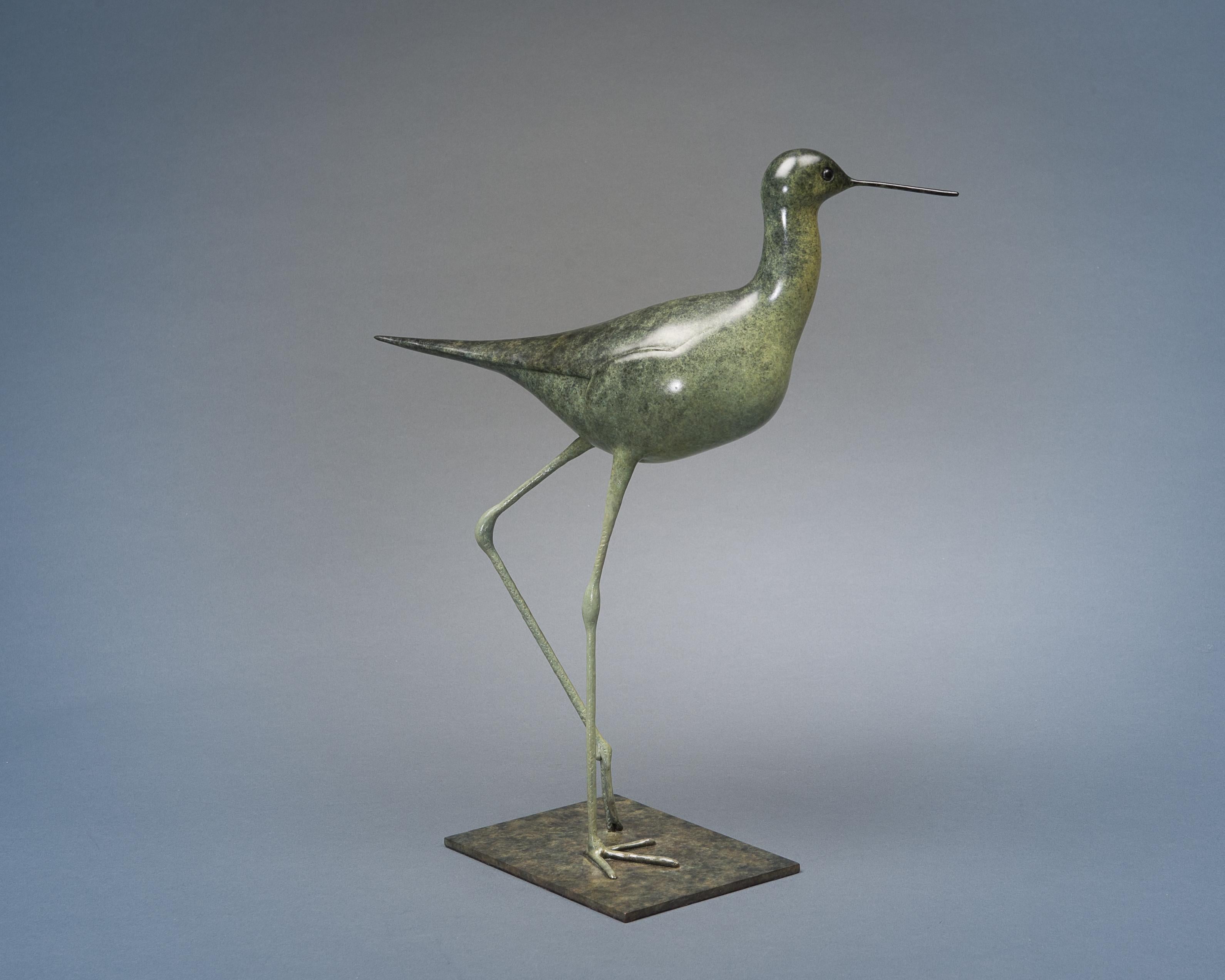 Scultura contemporanea in bronzo di un trampoliere. Uccello acquatico, verde, fauna selvatica - Still-Life Sculpture Oro di Richard Smith b.1955