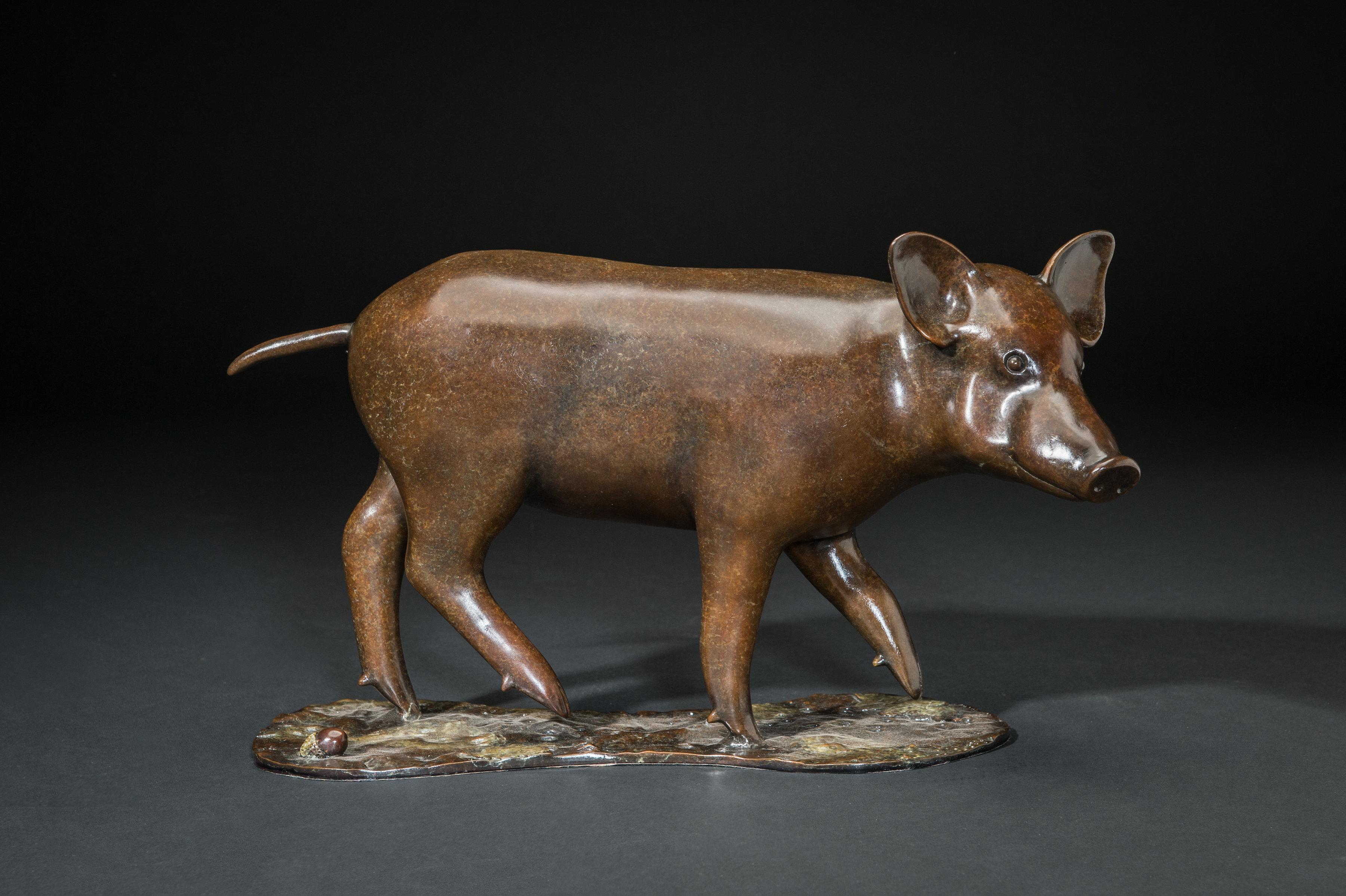 Auflage von 12 
Die zeitgenössische patinierte Bronzeskulptur eines britischen Wildschweinferkels von Richard Smith ist mit einer braunen Patina überzogen und fängt die raue Kraft und erdige Vitalität dieses gewaltigen Tieres ein. Die Figur ist
