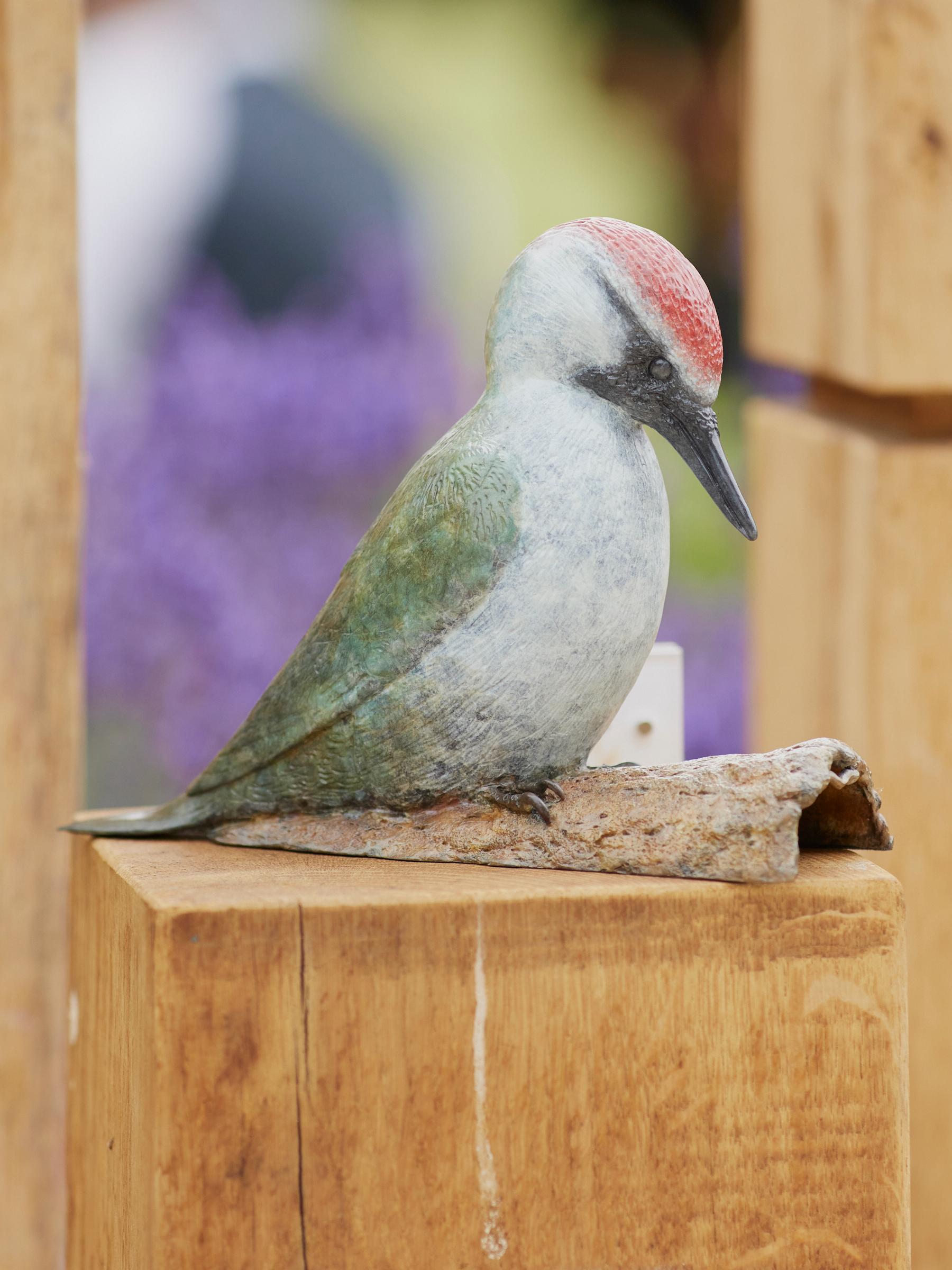 Escultura Contemporánea de Bronce de un Pájaro Carpintero, naturaleza, bosque, verde, blanco - Sculpture Contemporáneo de Richard Smith b.1955