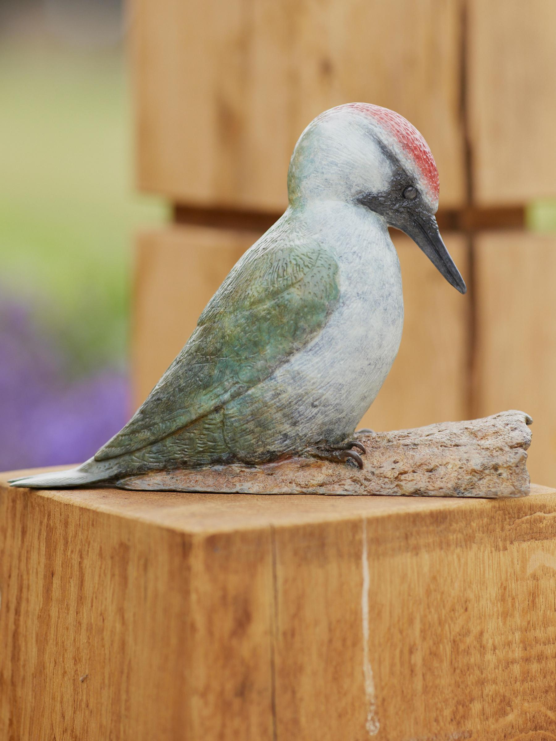 Escultura Contemporánea de Bronce de un Pájaro Carpintero, naturaleza, bosque, verde, blanco en venta 4