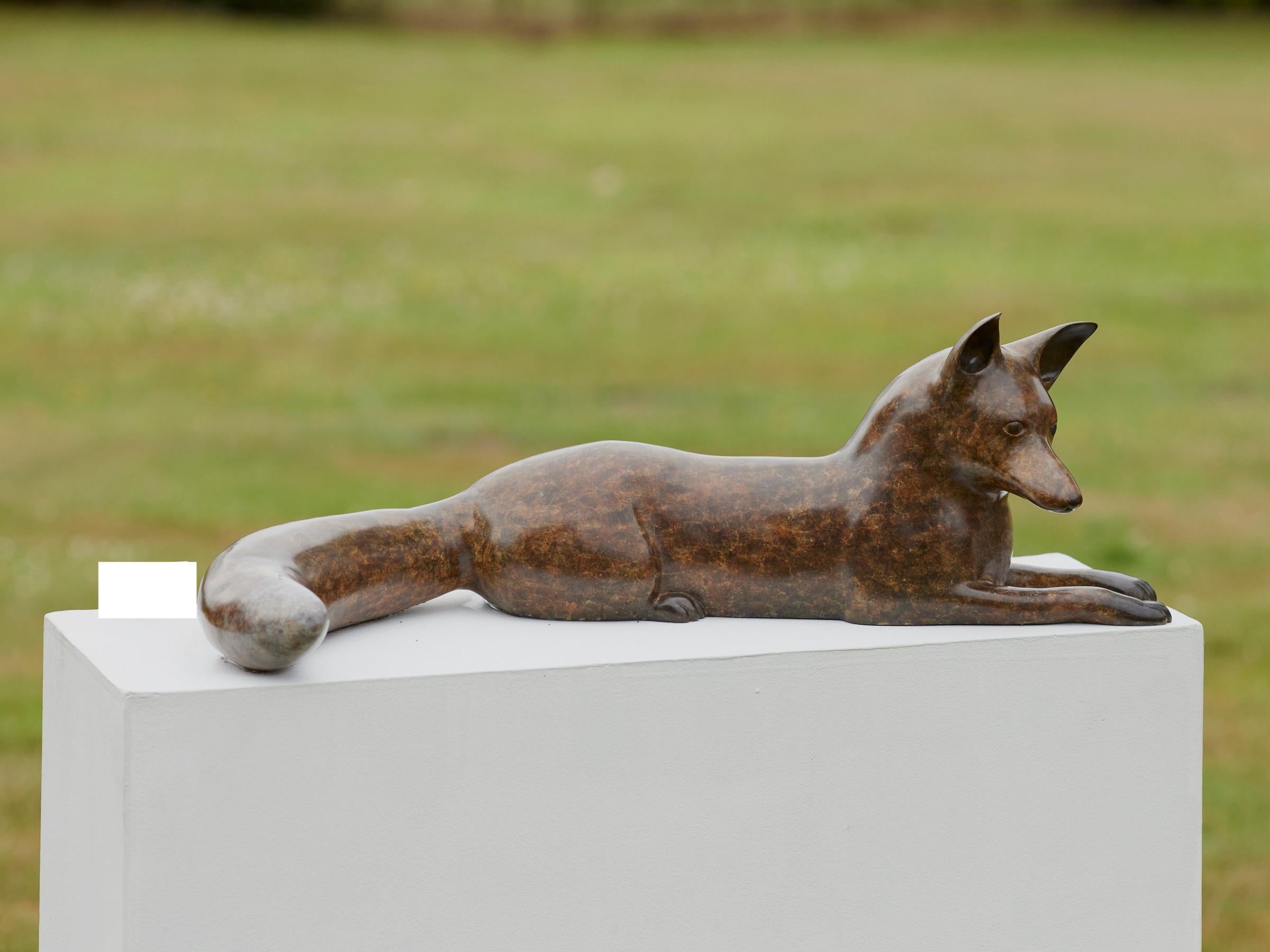 Zeitgenössische Bronzeskulptur Fuchs liegend, Wald, Tier, Wildtiere – Sculpture von Richard Smith b.1955