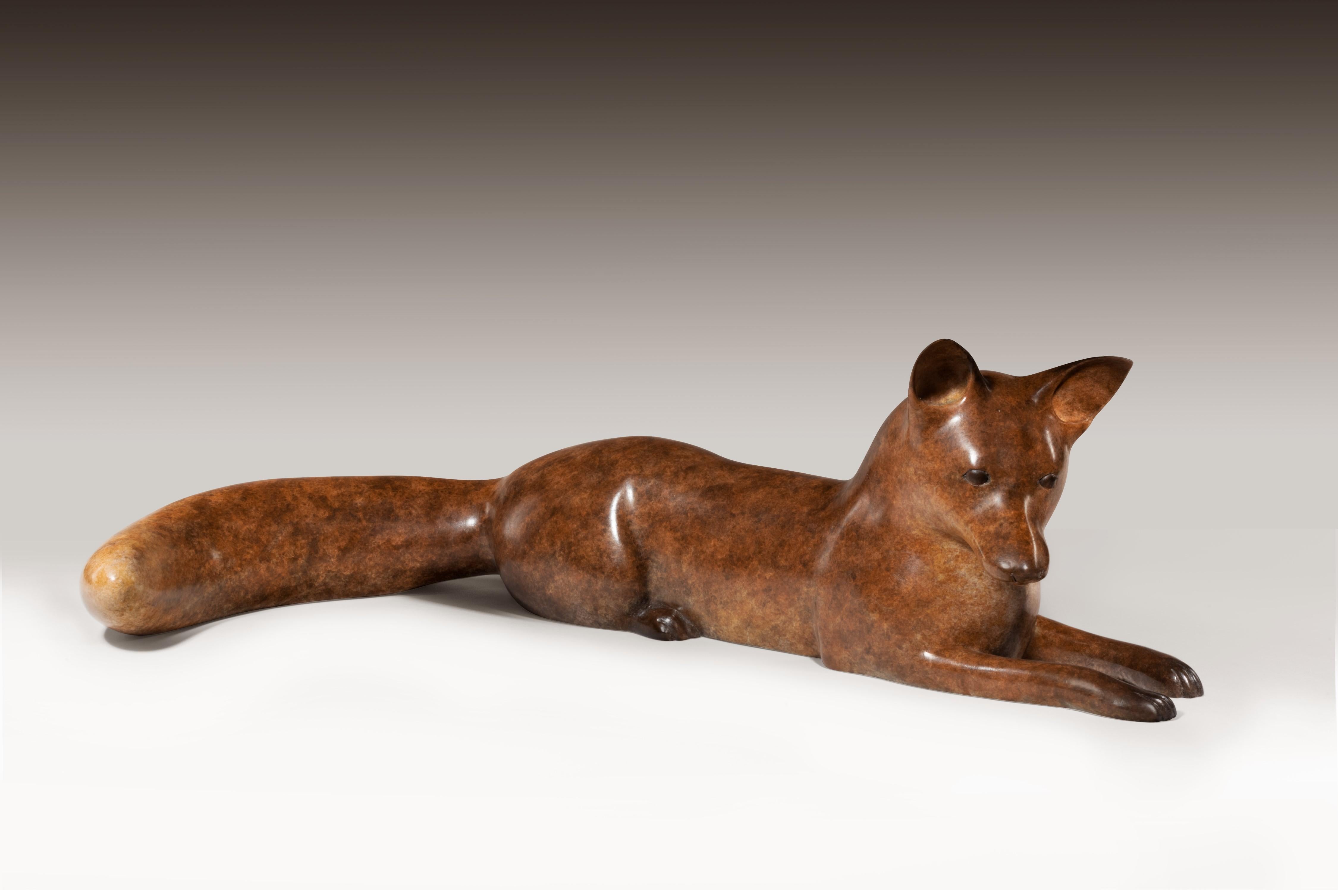 Zeitgenössische Bronzeskulptur Fuchs liegend, Wald, Tier, Wildtiere (Gold), Figurative Sculpture, von Richard Smith b.1955