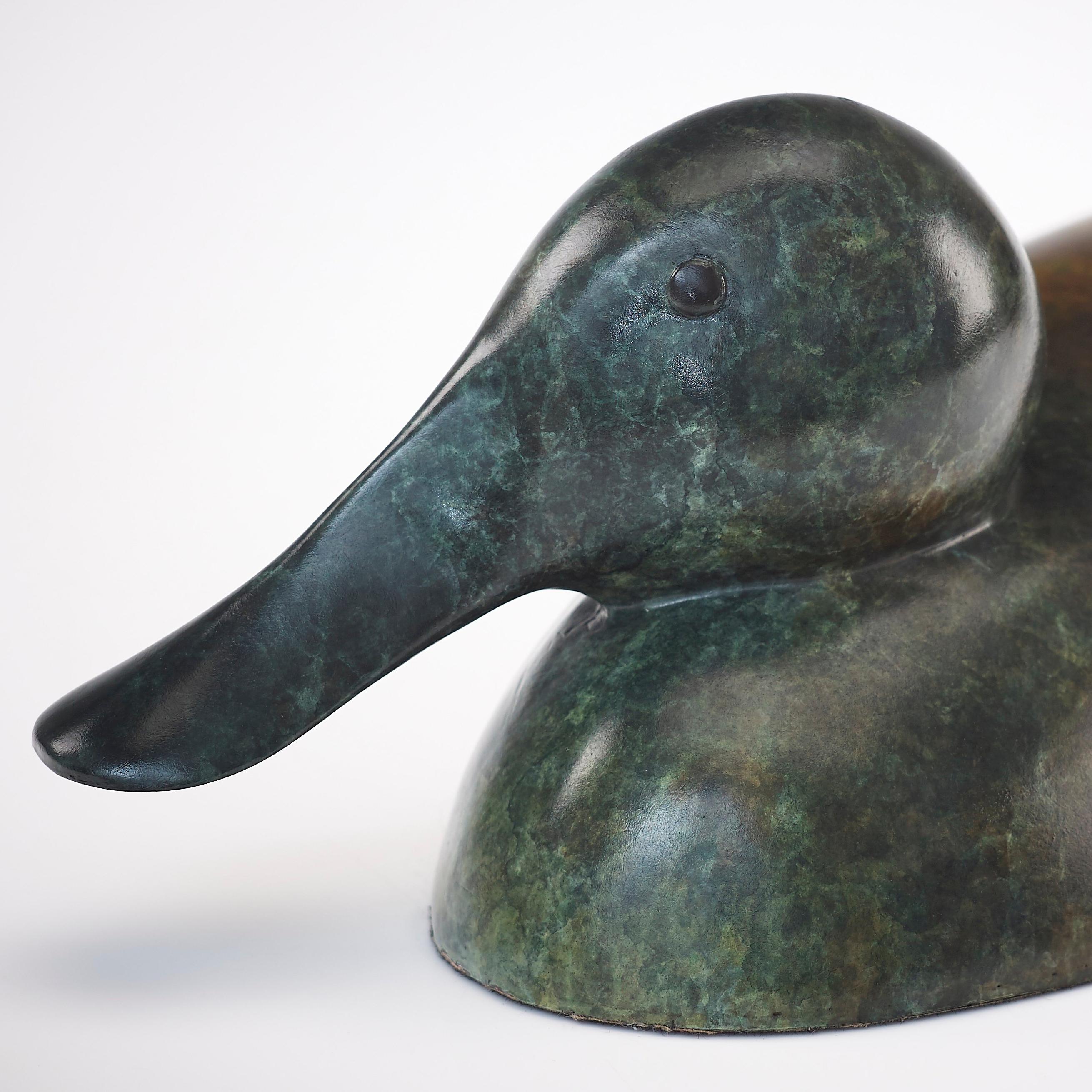Zeitgenössische Wildlife-Skulptur aus massiver Bronze „Schaubende Ente“ von Richard Smith  im Angebot 2