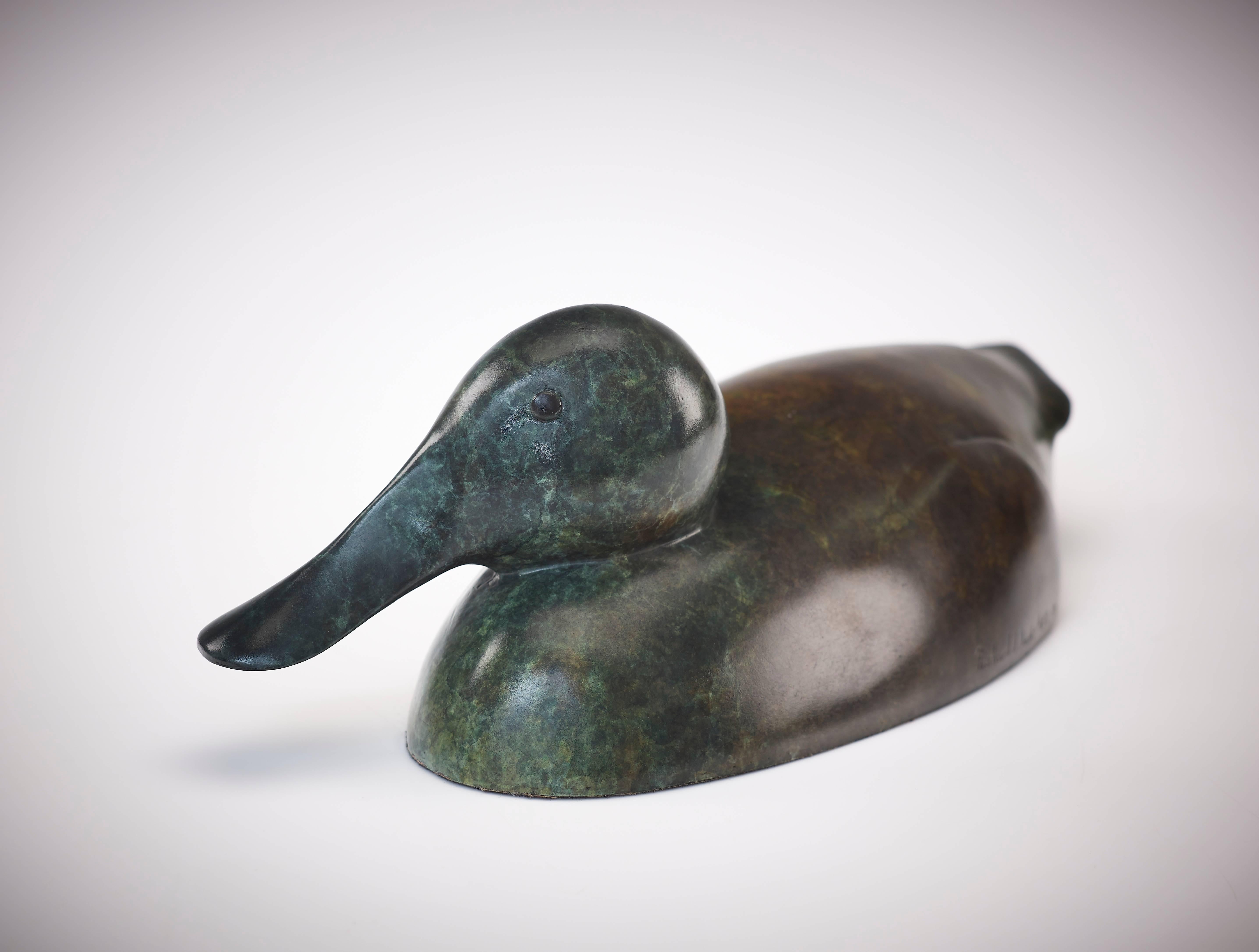 Zeitgenössische Wildlife-Skulptur aus massiver Bronze „Schaubende Ente“ von Richard Smith  – Sculpture von Richard Smith b.1955