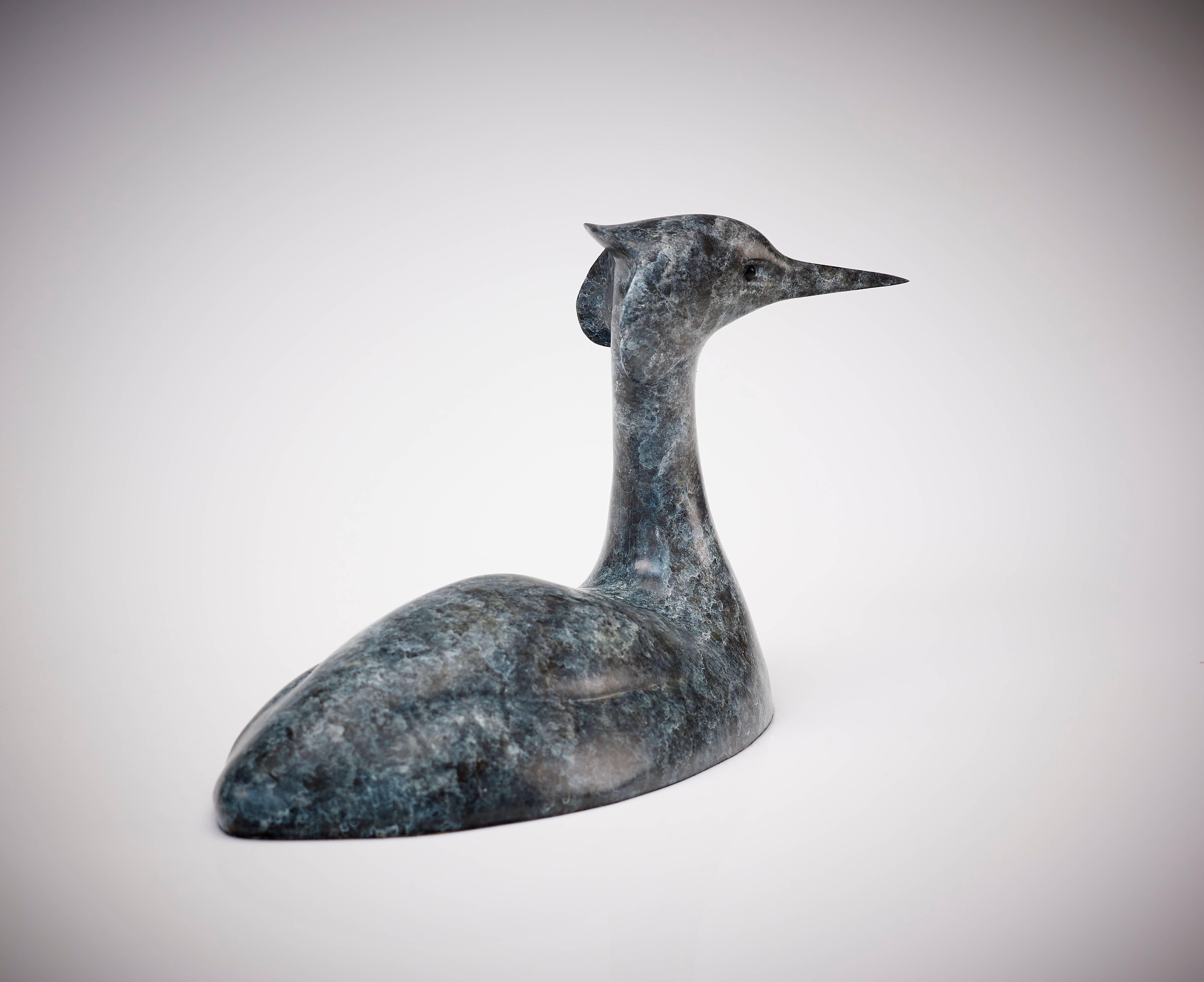 „Grebe“-Skulptur eines schwimmenden Vogels aus massiver Bronze, Tier- und Naturskulptur, blau und weiß im Angebot 1