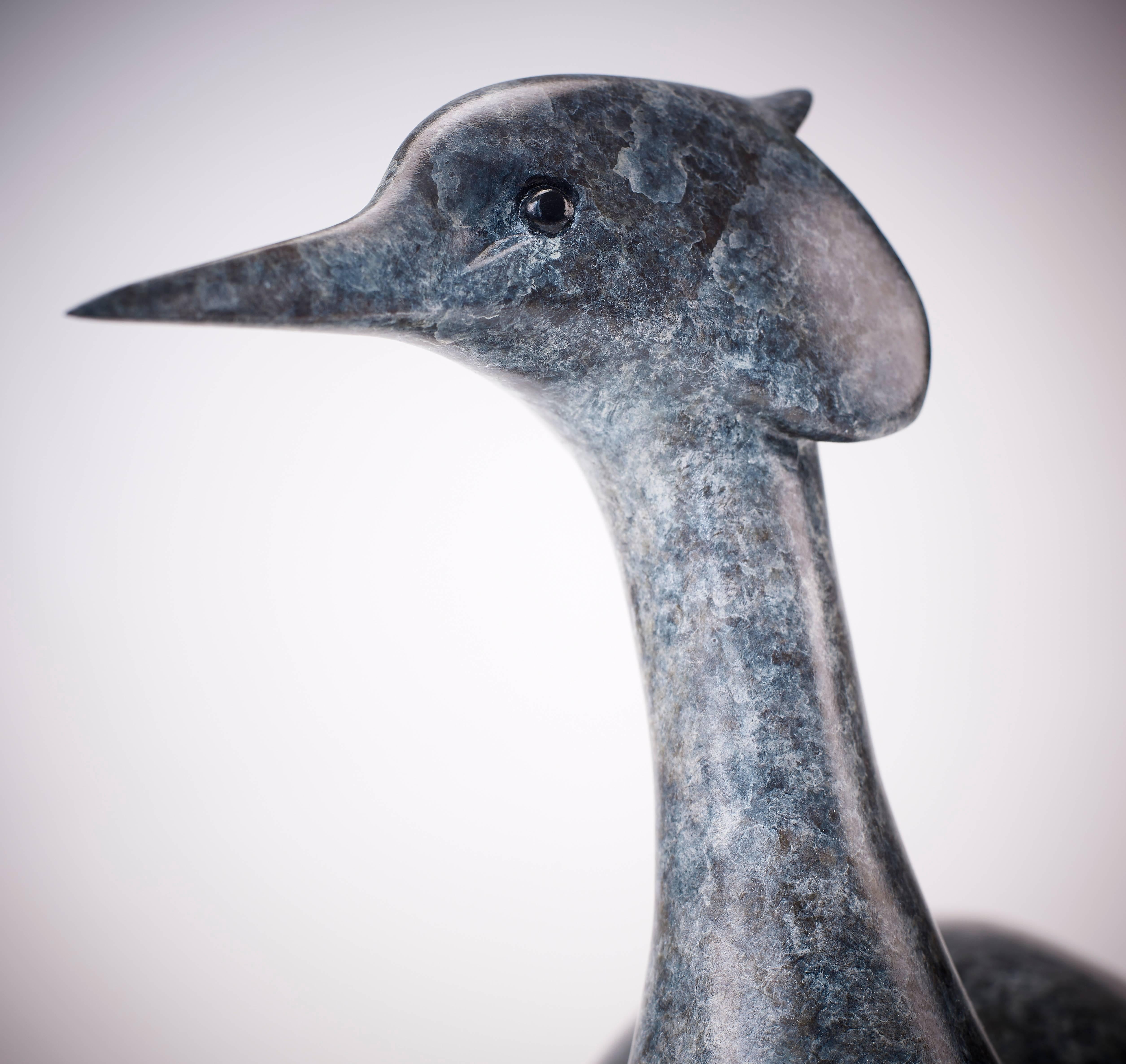 „Grebe“-Skulptur eines schwimmenden Vogels aus massiver Bronze, Tier- und Naturskulptur, blau und weiß im Angebot 2
