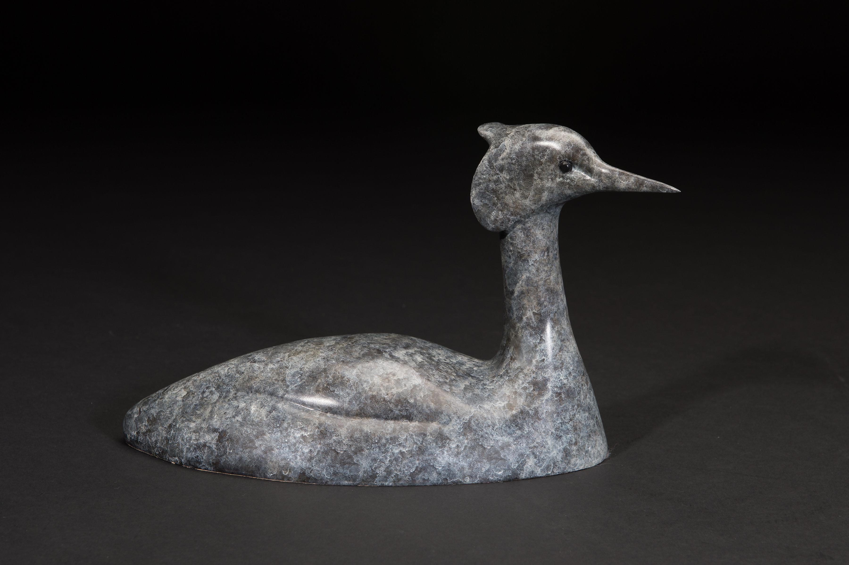 „Grebe“-Skulptur eines schwimmenden Vogels aus massiver Bronze, Tier- und Naturskulptur, blau und weiß – Sculpture von Richard Smith b.1955