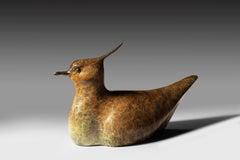Kiebitz" Zeitgenössische Bronze-Vogelskulptur schwimmend, braun patiniert