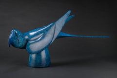Macaw' Exotische Vogelskulptur aus massiver Bronze mit leuchtend elektro-blauer Patina