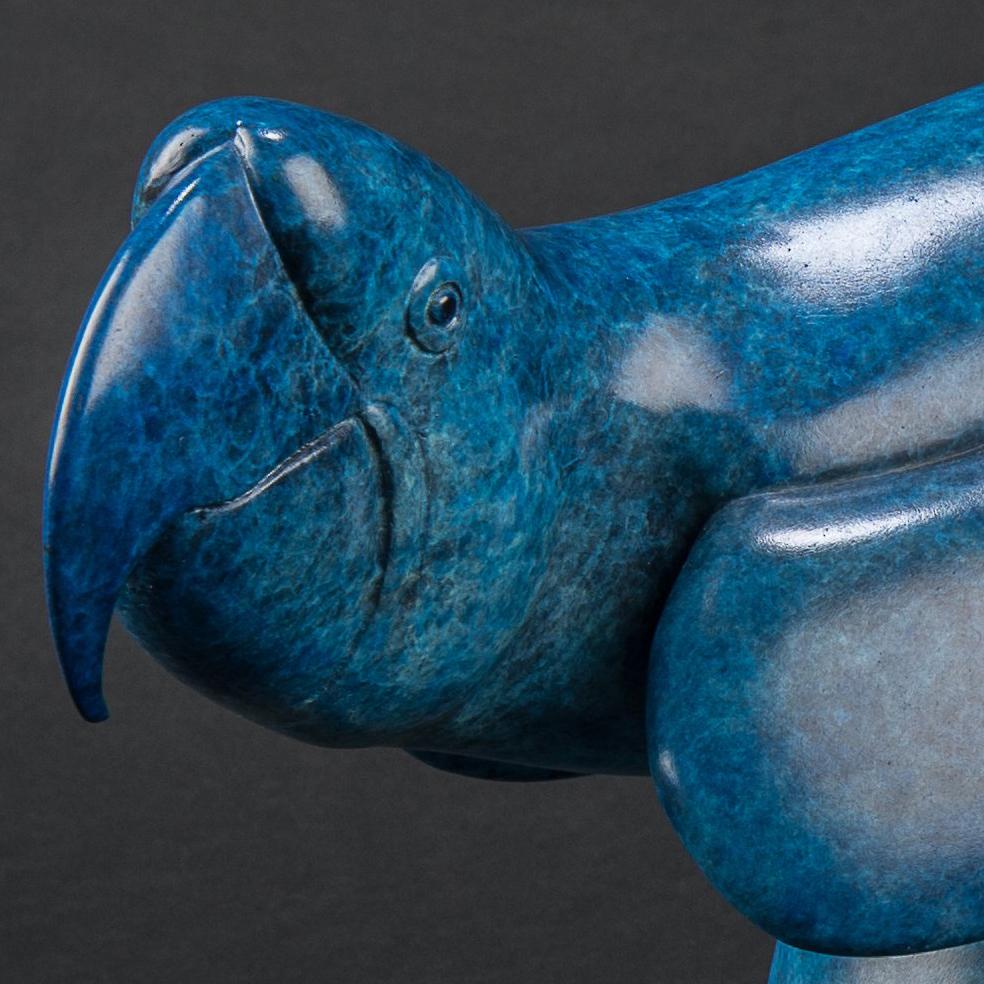 Sculpture d'oiseau exotique Macaw en bronze massif à patine bleu électrique vibrante en vente 1