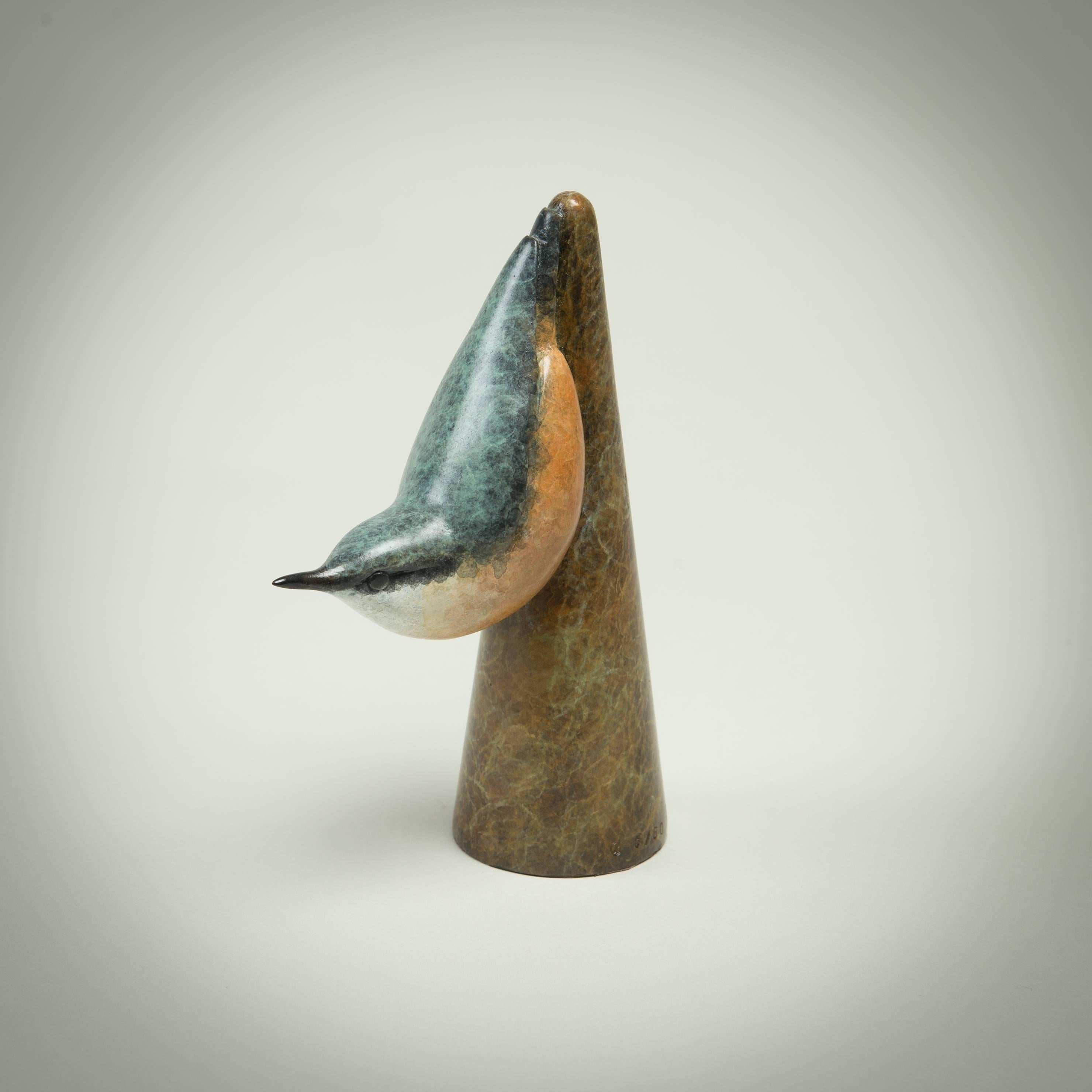Zeitgenössische Bronze-Vogelskulptur „Nuthatch“ des Wildtierkünstlers Richard Smith – Sculpture von Richard Smith b.1955