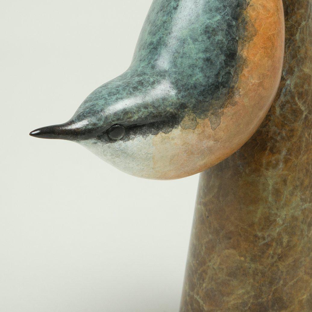 Zeitgenössische Bronze-Vogelskulptur „Nuthatch“ des Wildtierkünstlers Richard Smith (Gold), Still-Life Sculpture, von Richard Smith b.1955