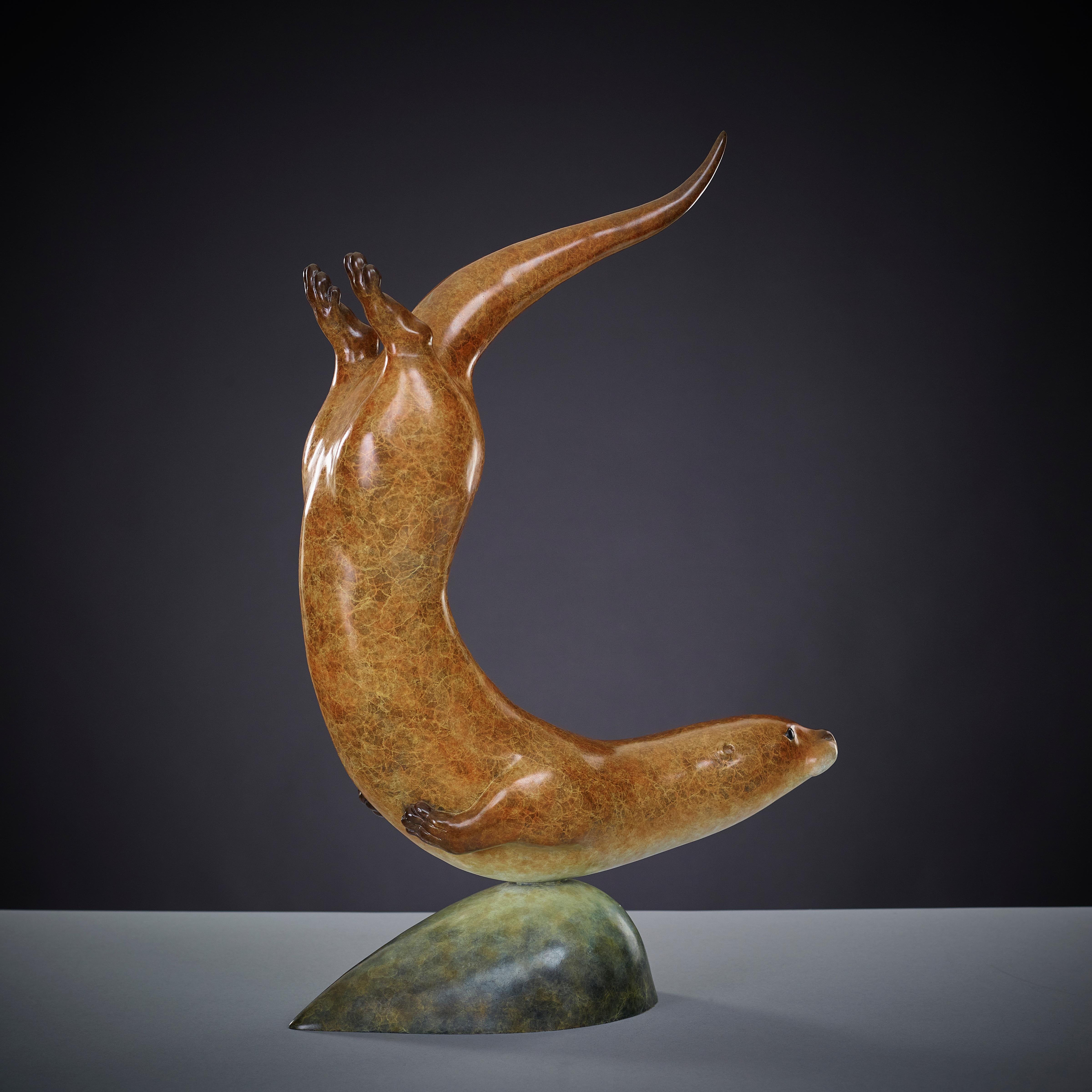 la "loutre à la poursuite" est une sculpture en bronze d'une élégance étonnante. Richard Smith transmet tant de caractère dans des lignes si simples, illustrant un talent vraiment merveilleux. La fantastique patine brune graduée richement détaillée