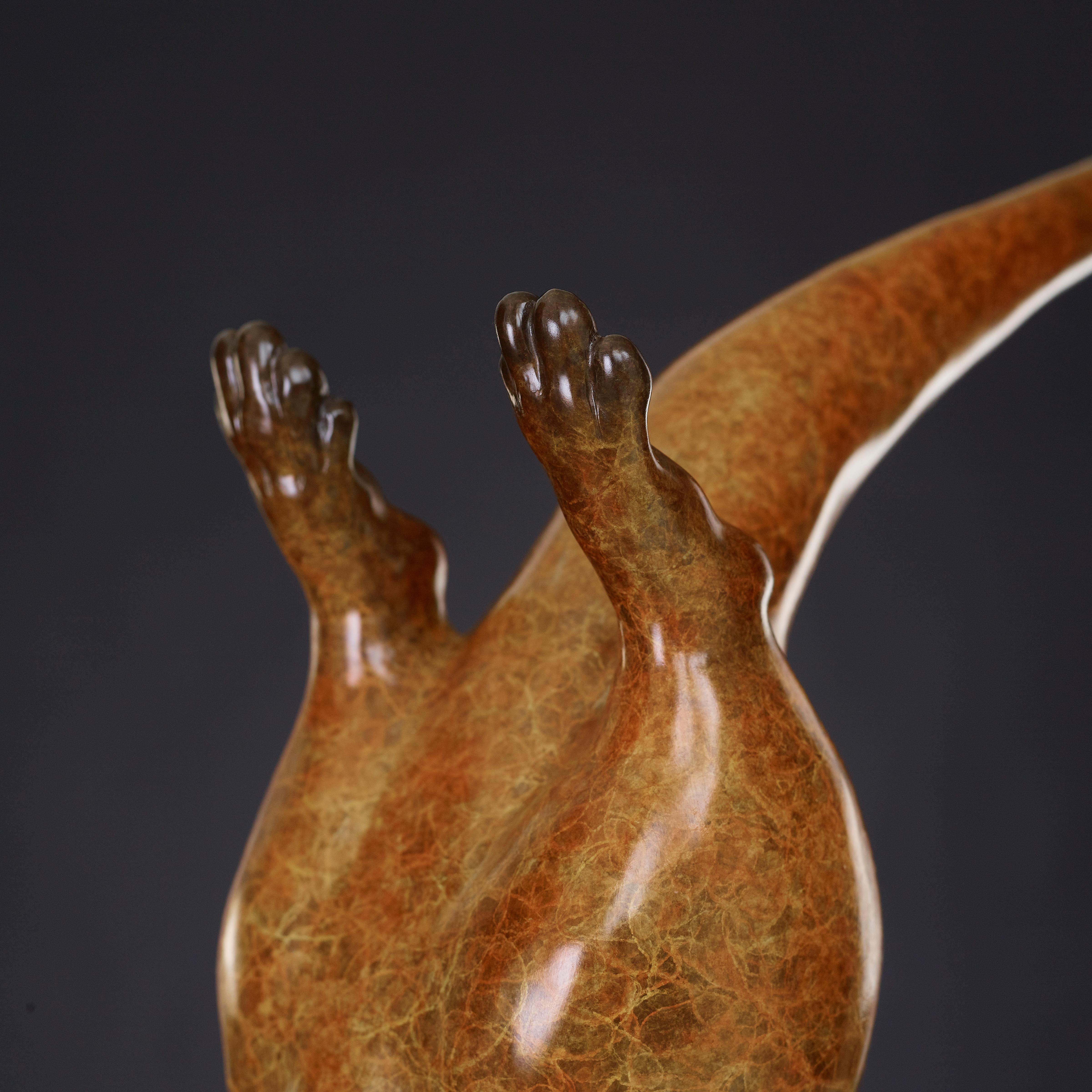 Sculpture animalière contemporaine en bronze - Nature & Wildlife - « Otter in Pursuit »  en vente 2