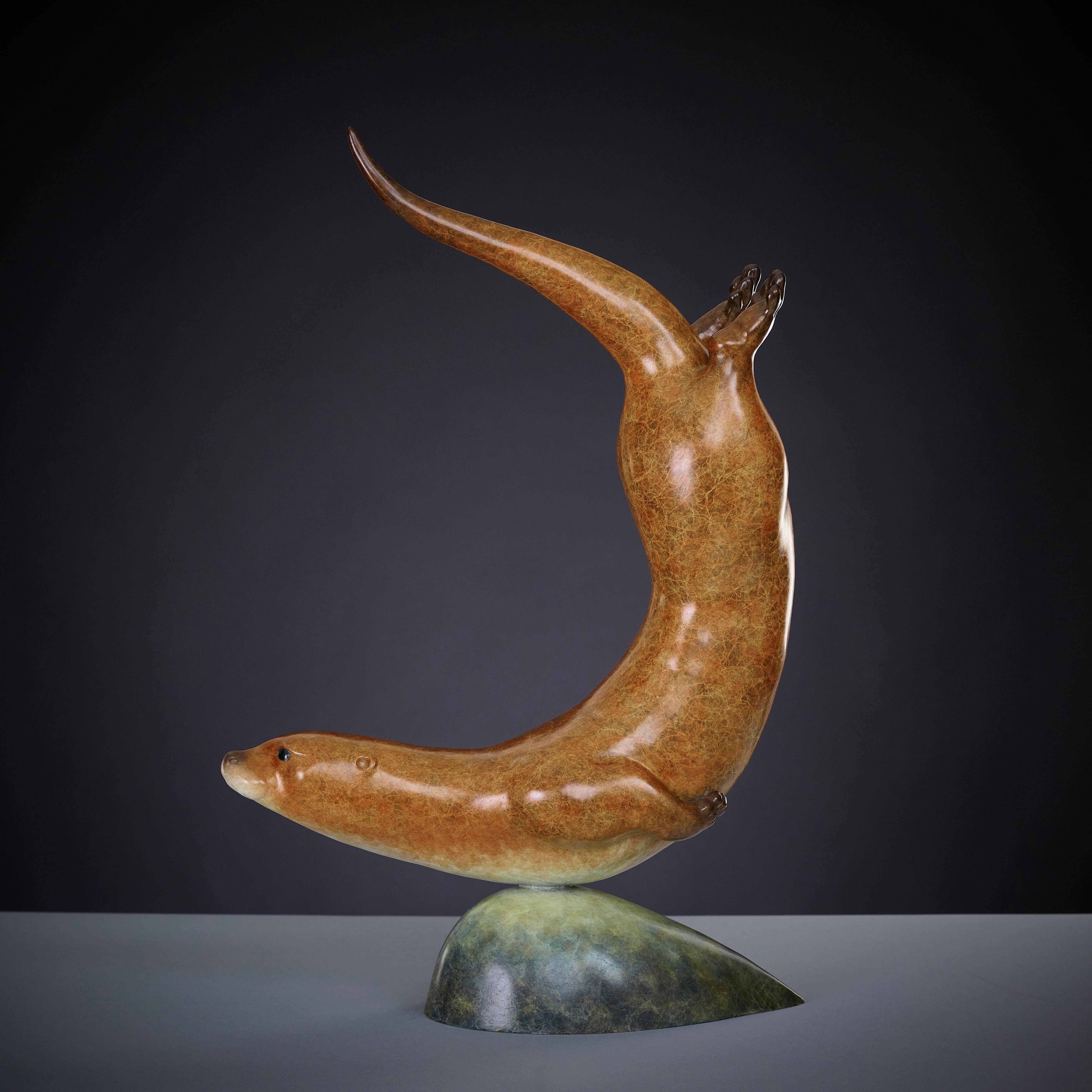 Sculpture animalière contemporaine en bronze - Nature & Wildlife - « Otter in Pursuit »  en vente 3