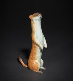 Stoat' Sculpture animalière contemporaine en bronze, patiné brun, orange, blanc.