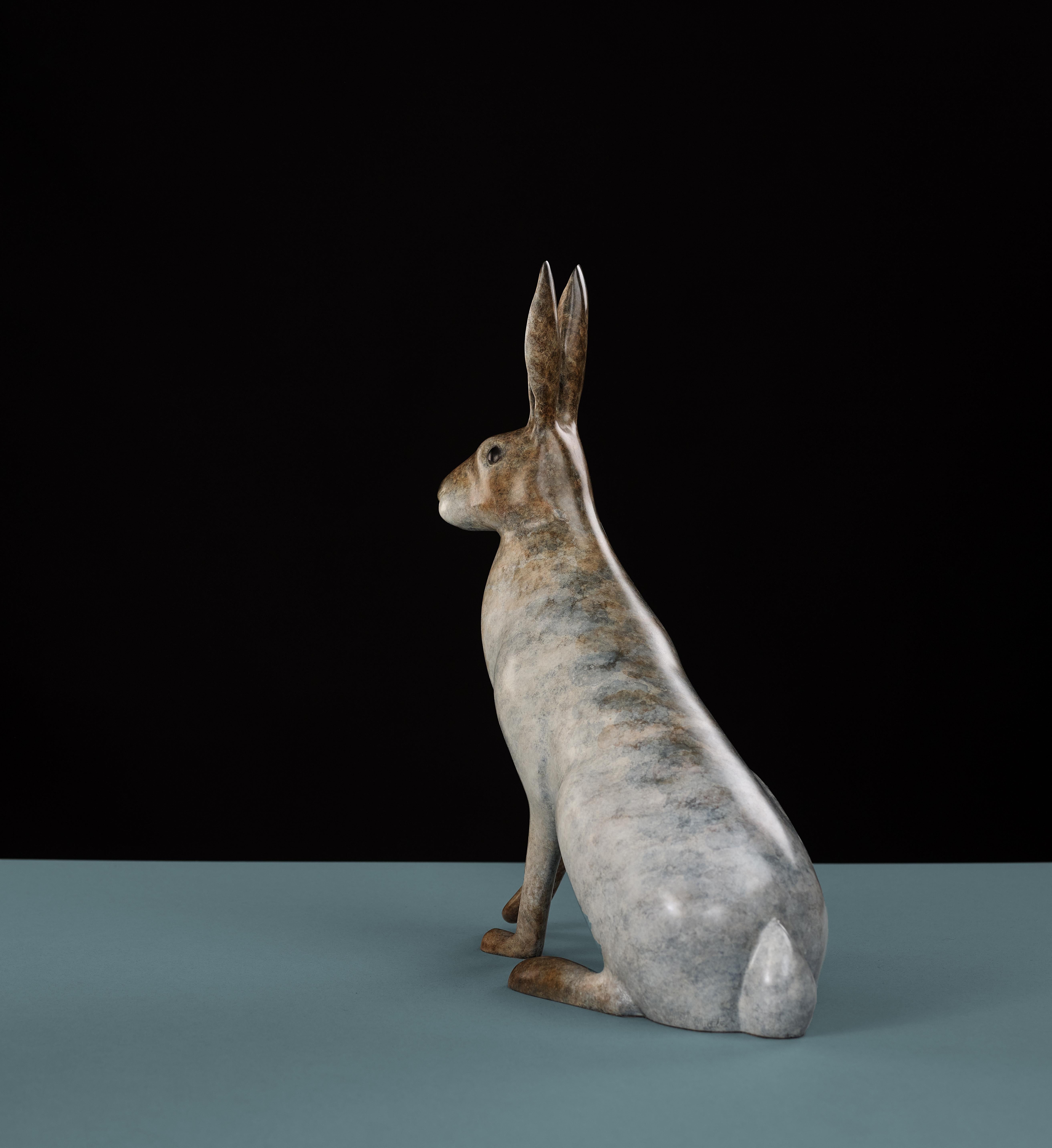 'Liebre ártica' Escultura animal contemporánea de bronce de una liebre. Blanco patinado - Sculpture de Richard Smith