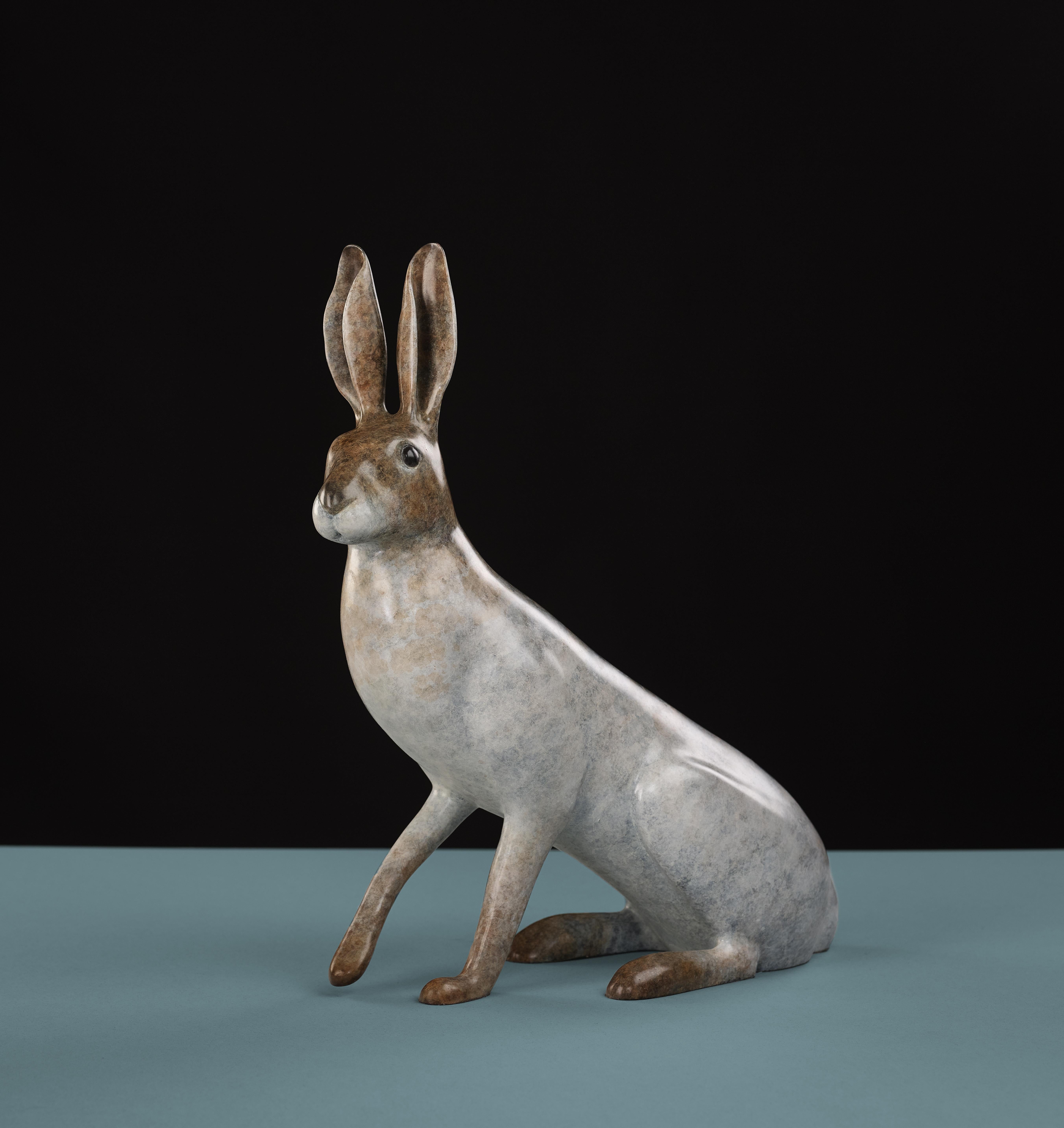 Figurative Sculpture Richard Smith - Sculpture contemporaine d'animal en bronze Arctic Hare d'une harpe. Blanc patiné 