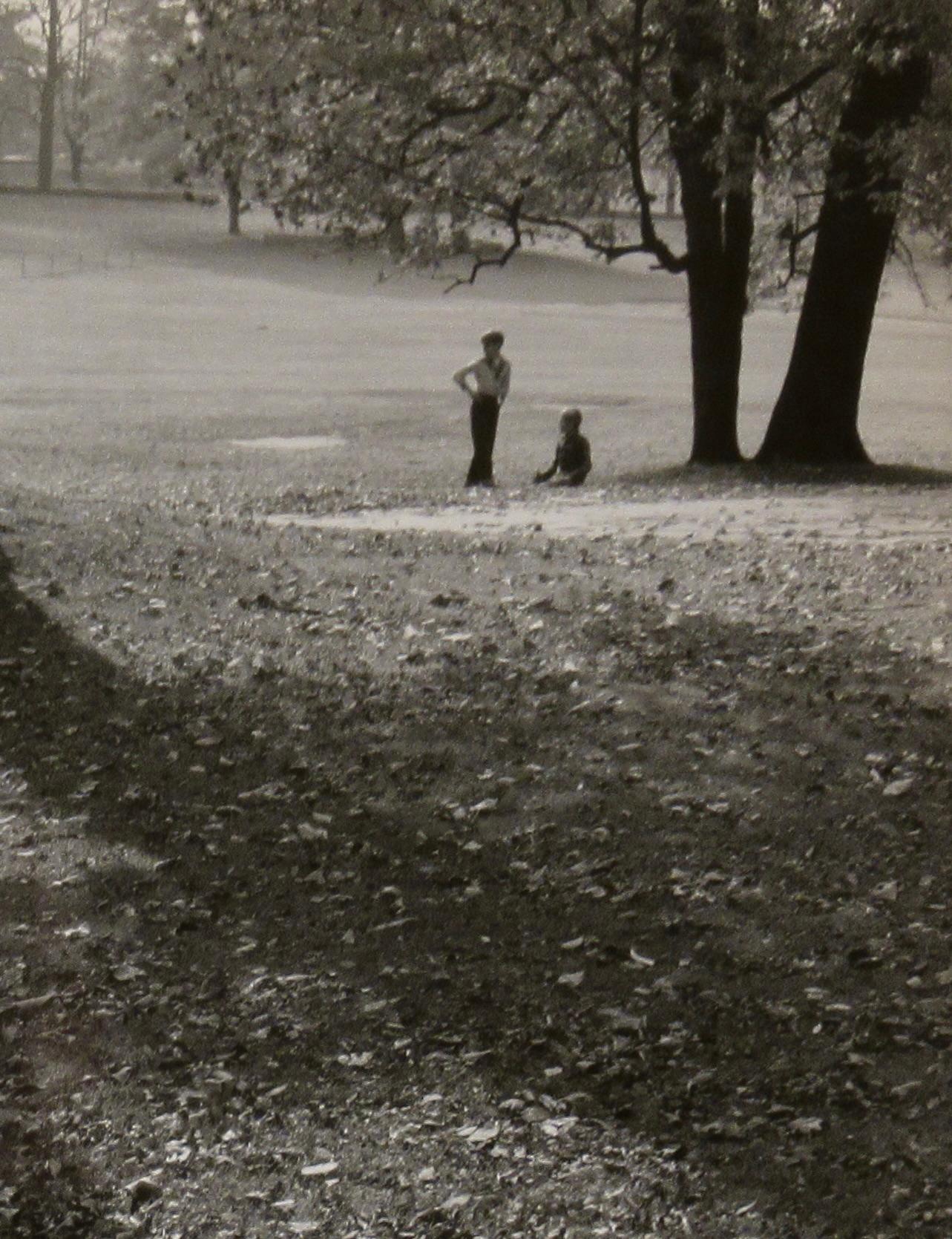 Niños jugando en el parque - Photograph Fotorrealista de Richard Stacks