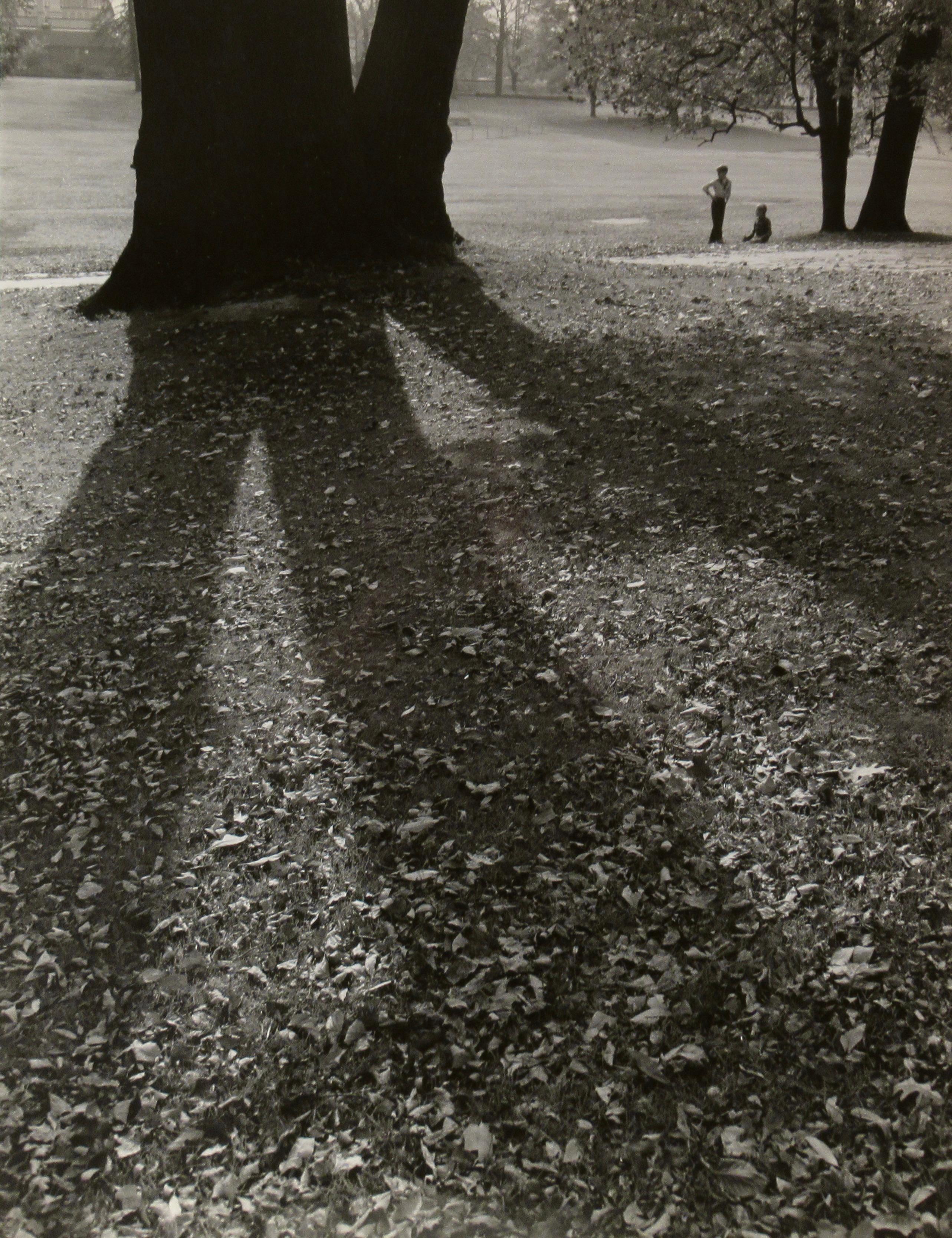 Figurative Photograph de Richard Stacks - Niños jugando en el parque