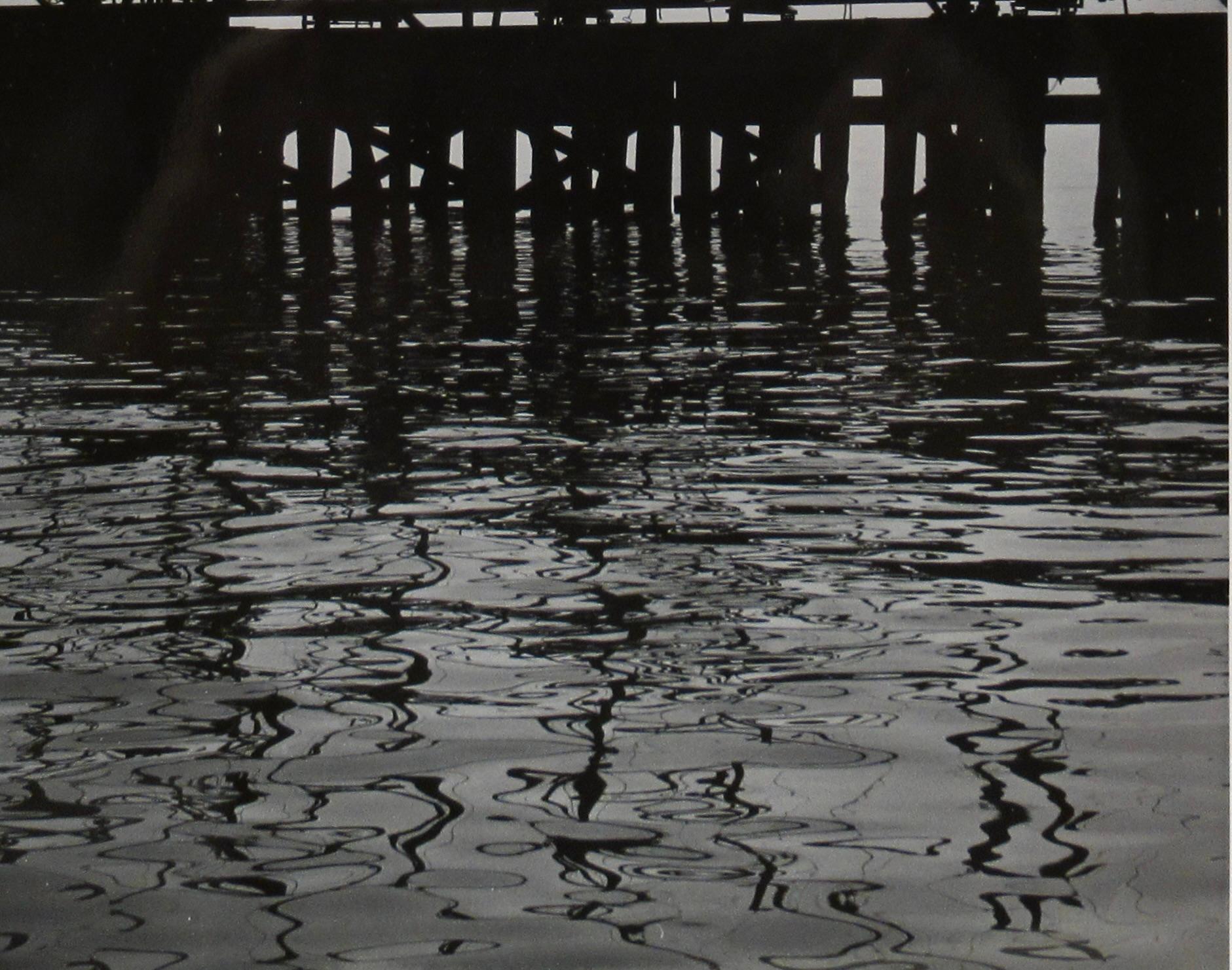 Aceite Peir (Muelle) - Figurative Photograph Negro de Richard Stacks