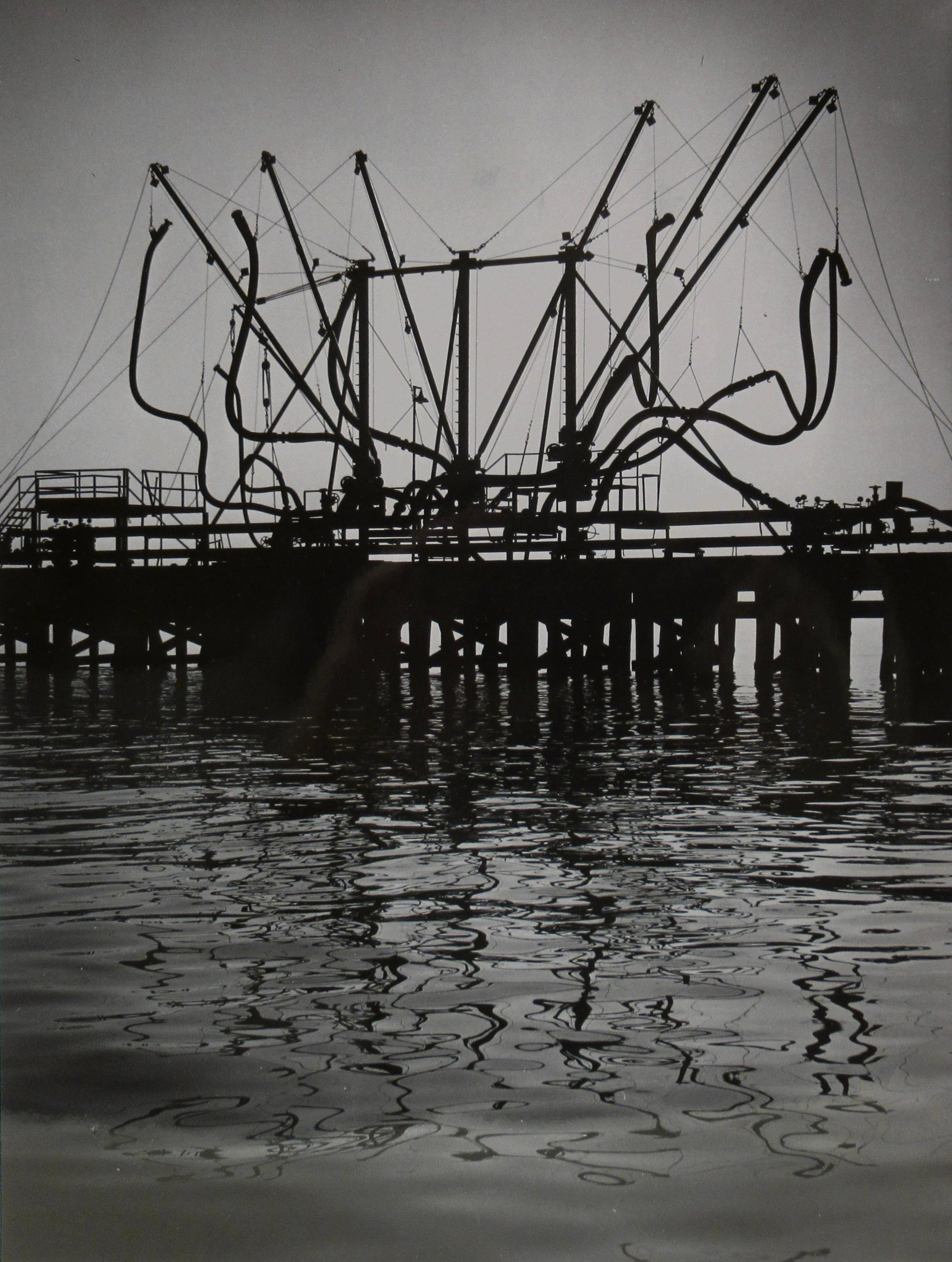 Figurative Photograph de Richard Stacks - Aceite Peir (Muelle)
