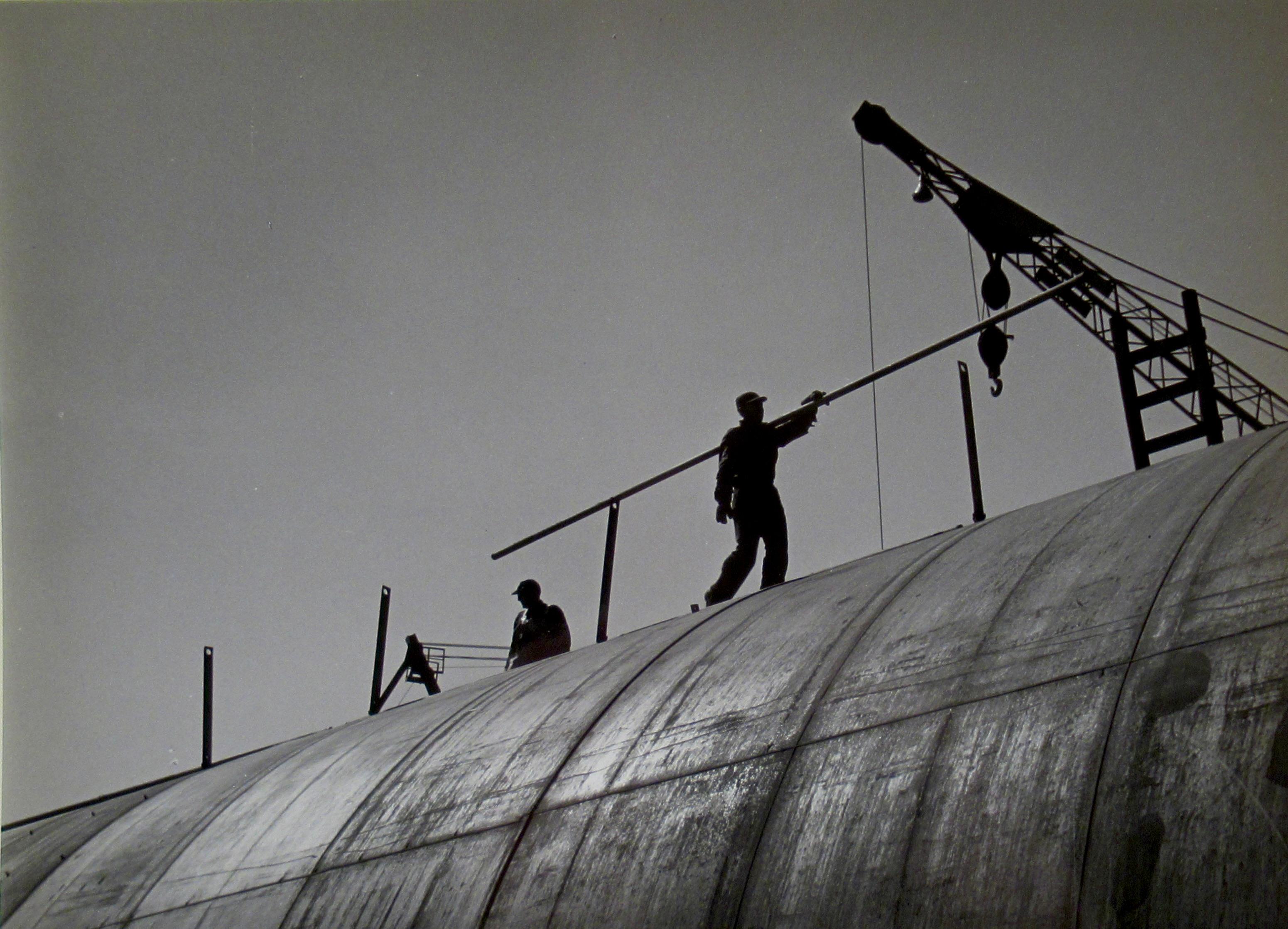 Obreros en la parte superior del túnel de la cuenca Shape Up - Photograph de Richard Stacks