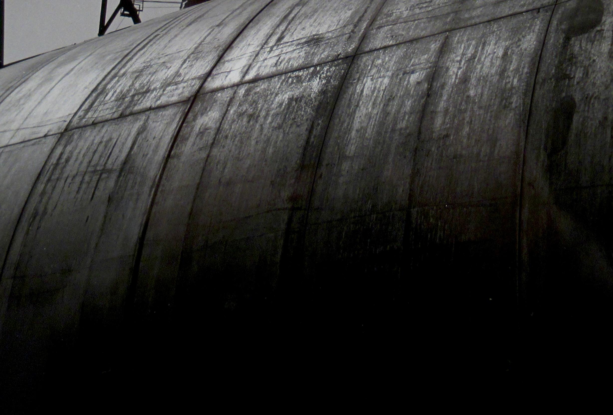 Obreros en la parte superior del túnel de la cuenca Shape Up - Figurative Photograph Negro de Richard Stacks