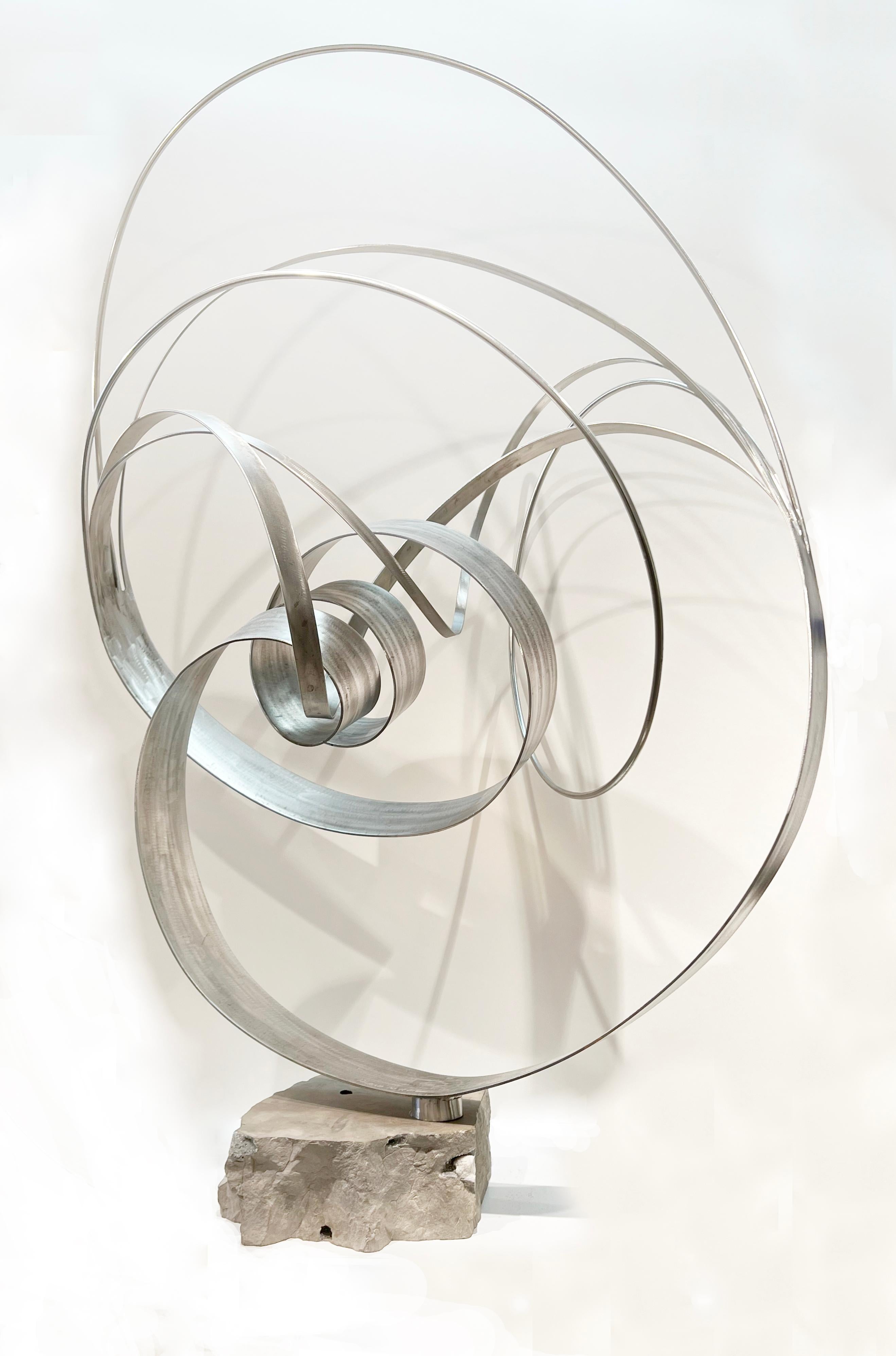 Regroup, grande sculpture abstraite en acier inoxydable et en spirale de pierre, 2021