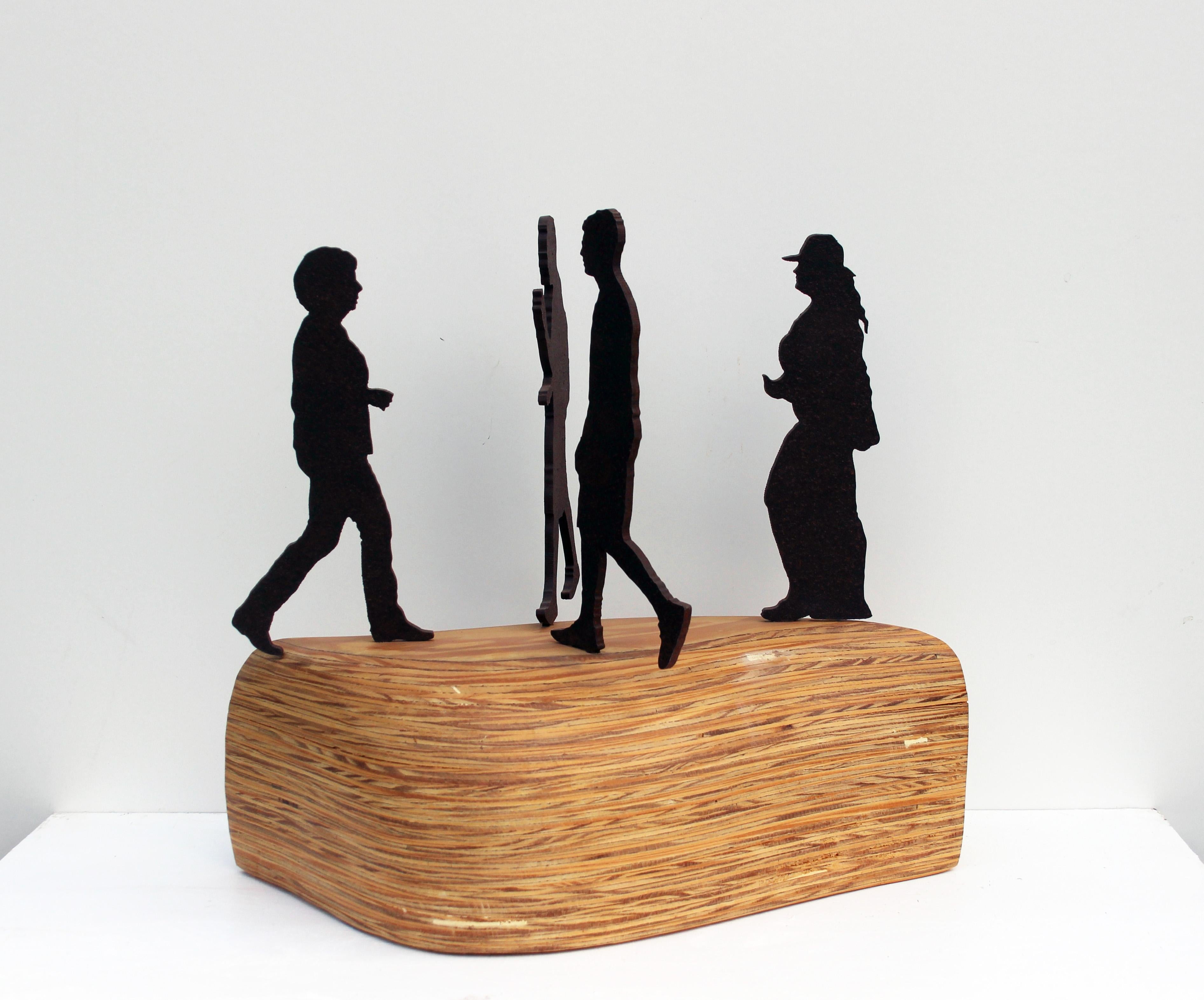 Meine Serie von Gathering-Skulpturen besteht aus Tischplatten aus Sperrholz und rostigem Stahl, die organische Elemente mit industriellen Elementen verbinden. Das Holz hat verschiedene Farben und Texturen mit Oberflächenkontrasten und ist mit einer