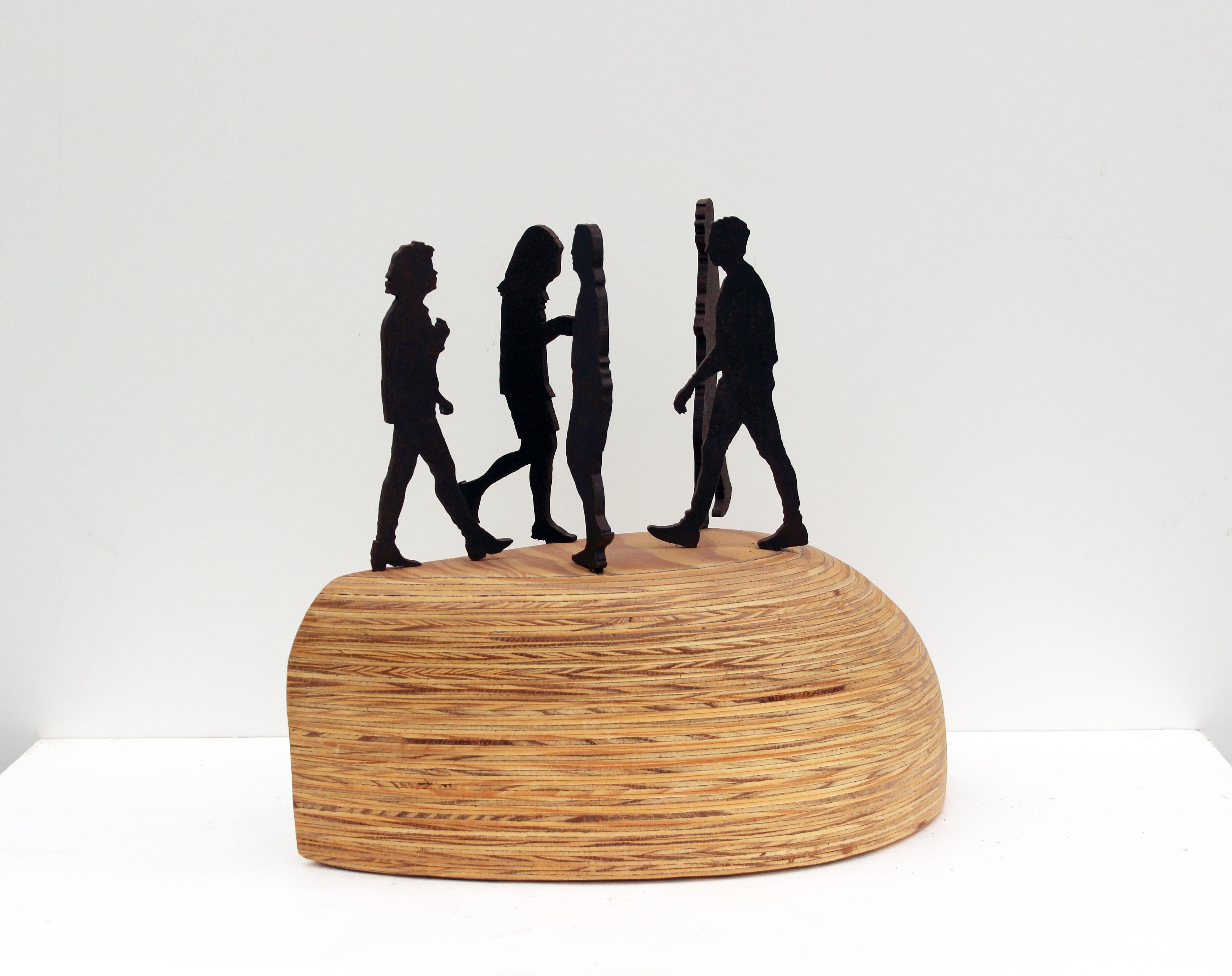 Ma série de sculptures Steele sont des pièces de table fabriquées à partir de contreplaqué stratifié et d'acier rouillé, combinant des éléments organiques avec des éléments industriels. Le bois est varié en couleur et en texture avec des contrastes