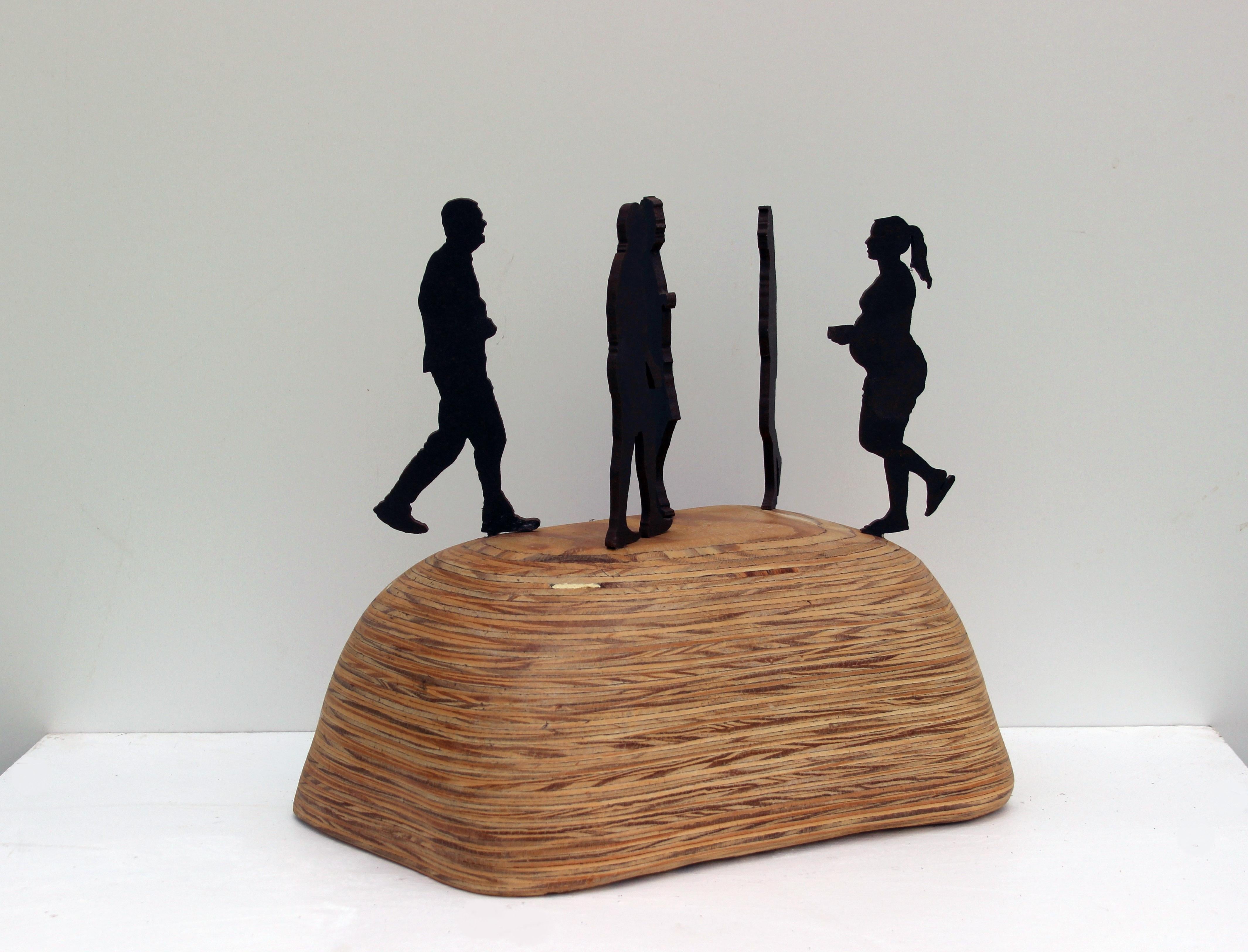 Rassemblement 8 - Marron Abstract Sculpture par Richard Taylor
