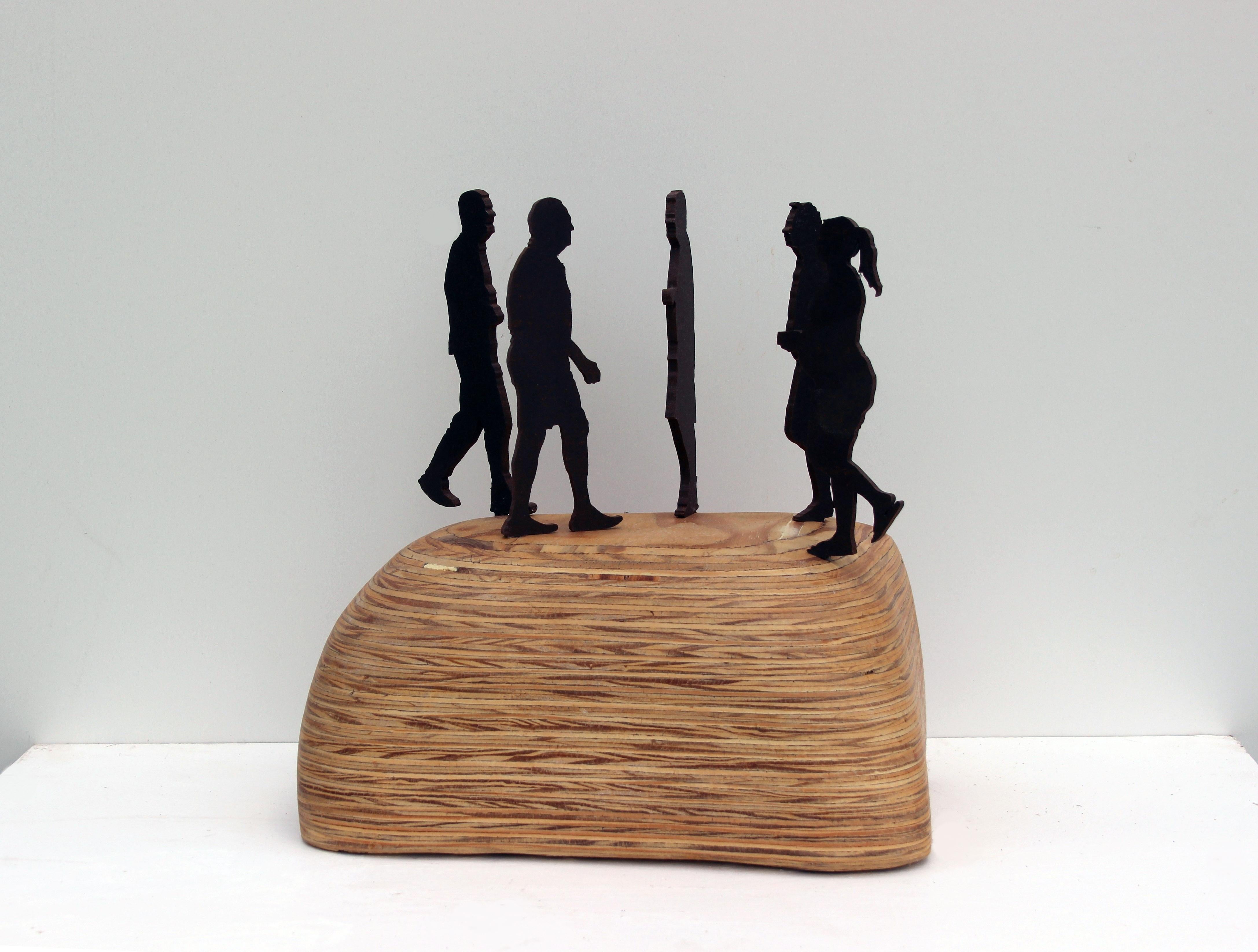 Ma série de sculptures Steele sont des pièces de table fabriquées à partir de contreplaqué stratifié et d'acier rouillé, combinant des éléments organiques avec des éléments industriels. Le bois est varié en couleur et en texture avec des contrastes