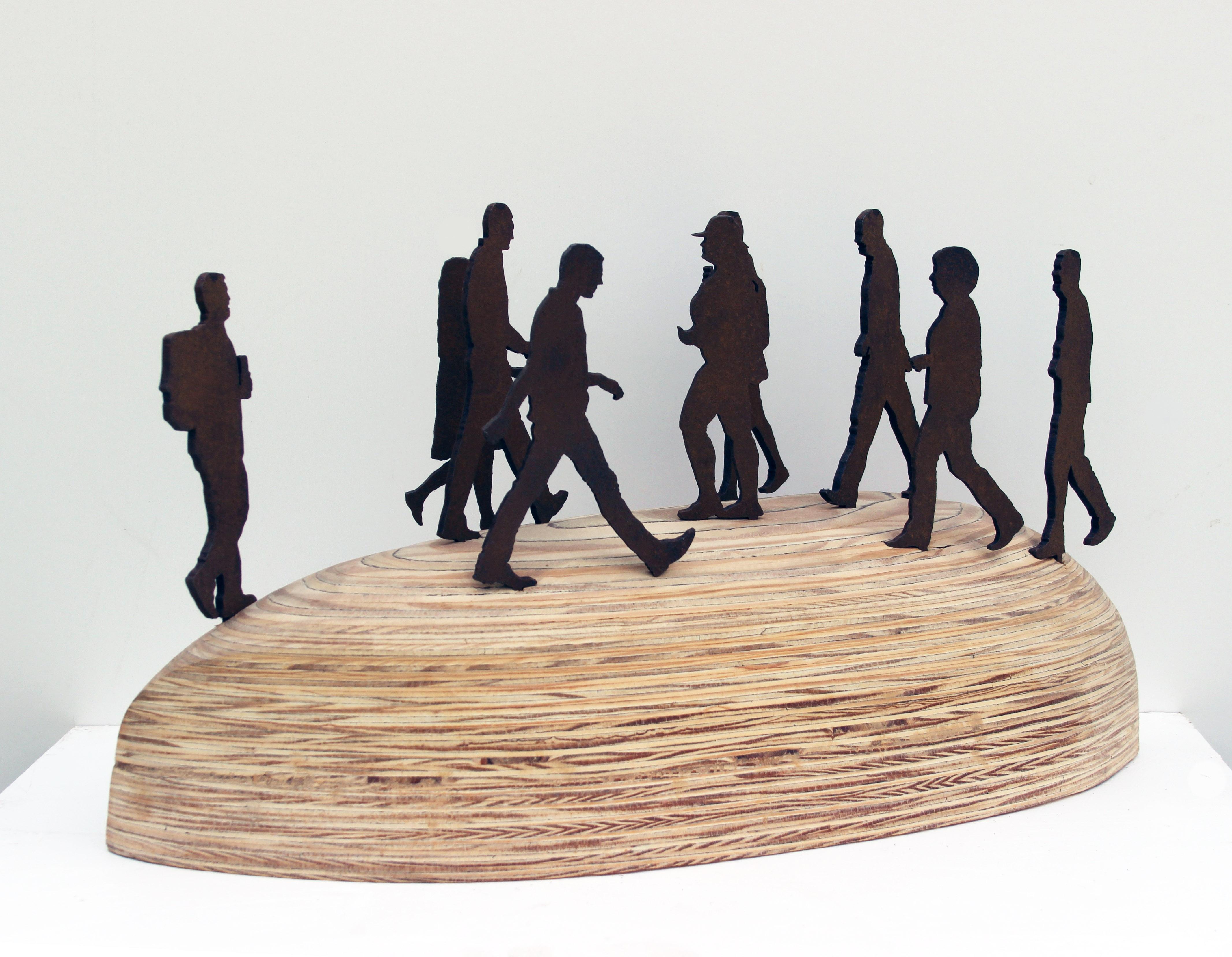 Rassemblement 9 - Marron Abstract Sculpture par Richard Taylor