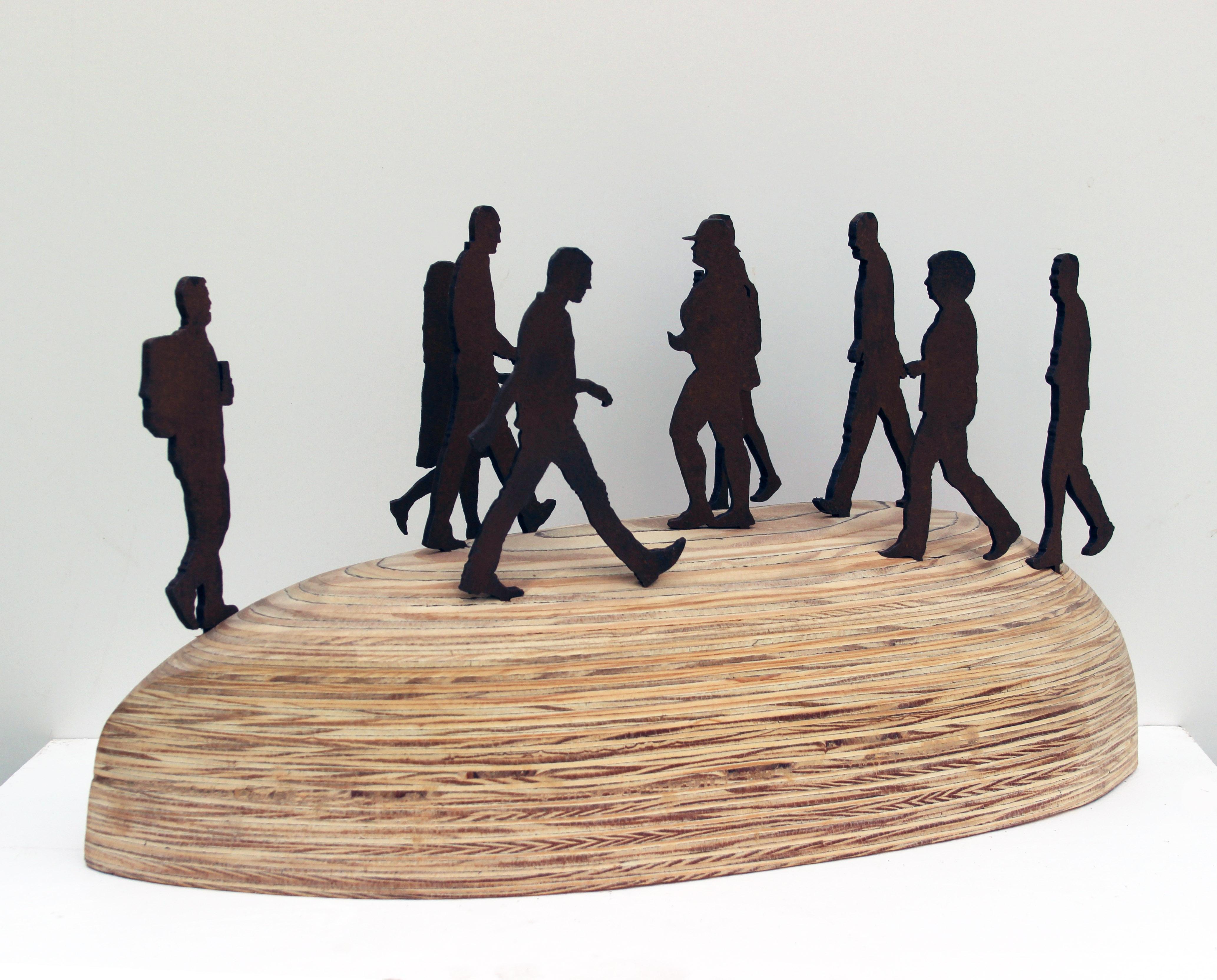 Ma série de sculptures Steele sont des pièces de table fabriquées à partir de contreplaqué stratifié et d'acier rouillé, combinant des éléments organiques avec des éléments industriels. Le bois est varié en couleur et en texture avec des contrastes