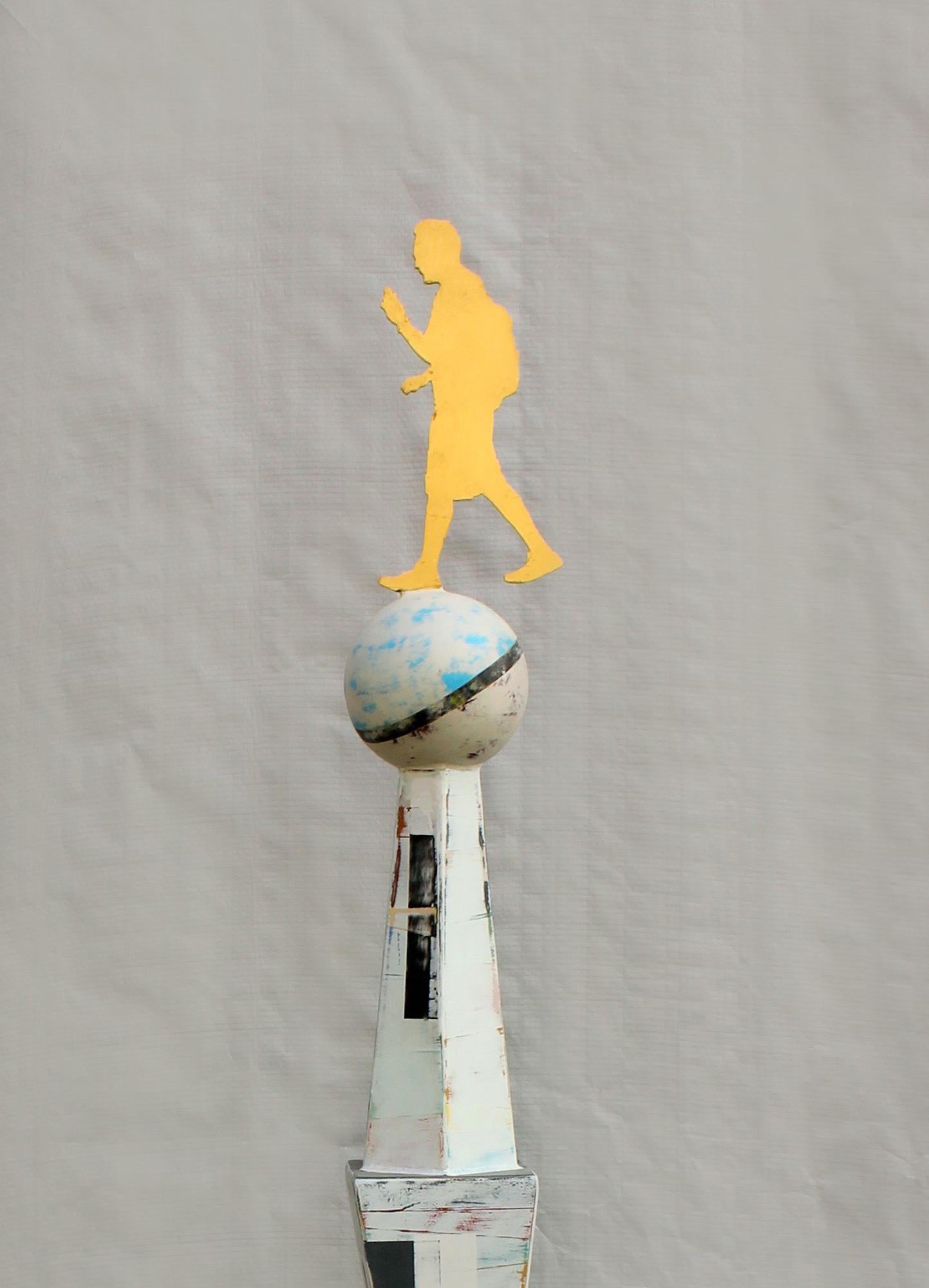 „Golden 3“ Skulptur aus lackiertem Stahl – Sculpture von Richard Taylor
