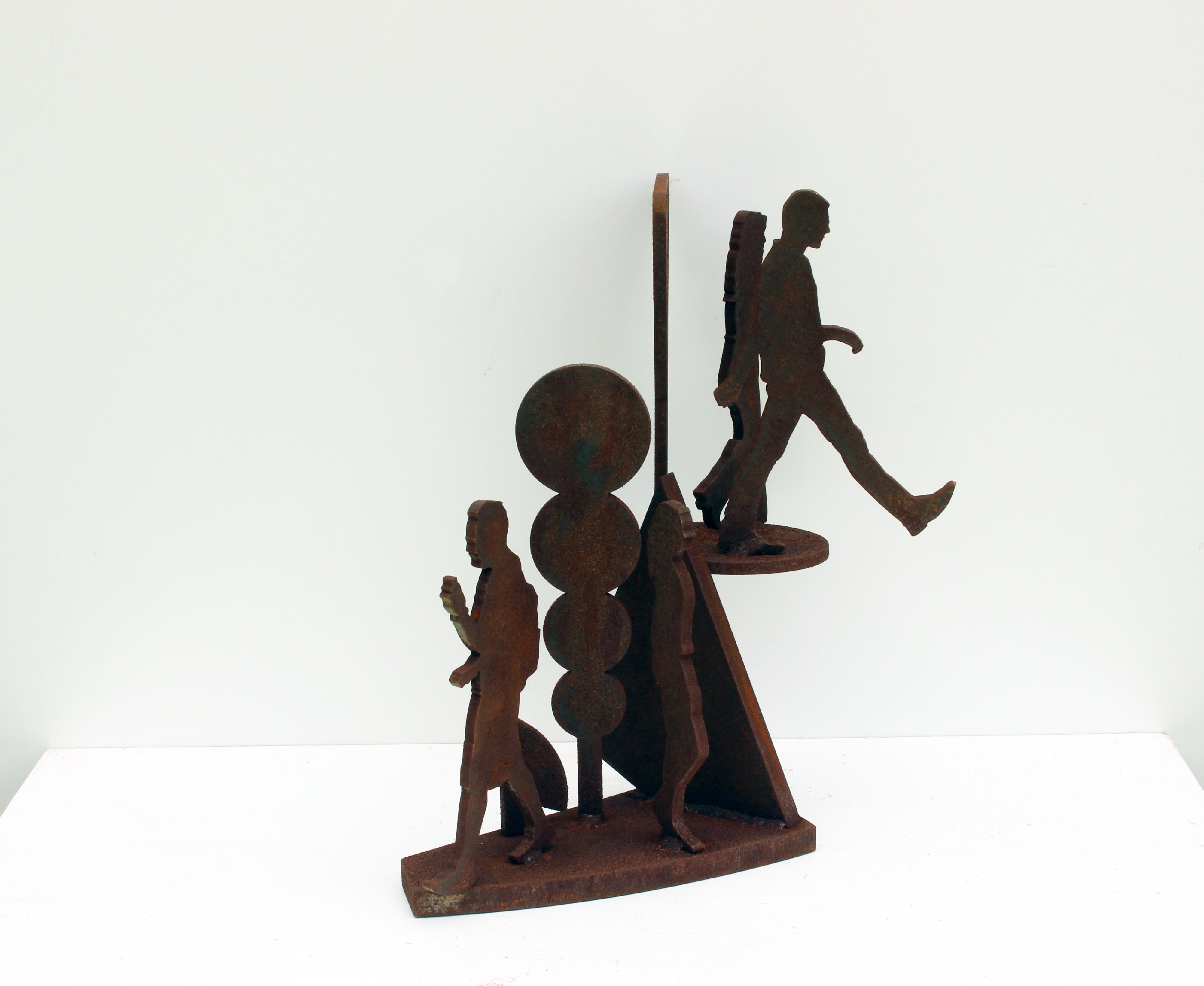 Ma série de sculptures Small Townes sont des pièces de table en acier rouillé. Ce sont des pièces durables, qui invitent à regarder sous tous les angles, et qui peuvent être placées sur une table ou un piédestal. Ces sculptures projettent des ombres