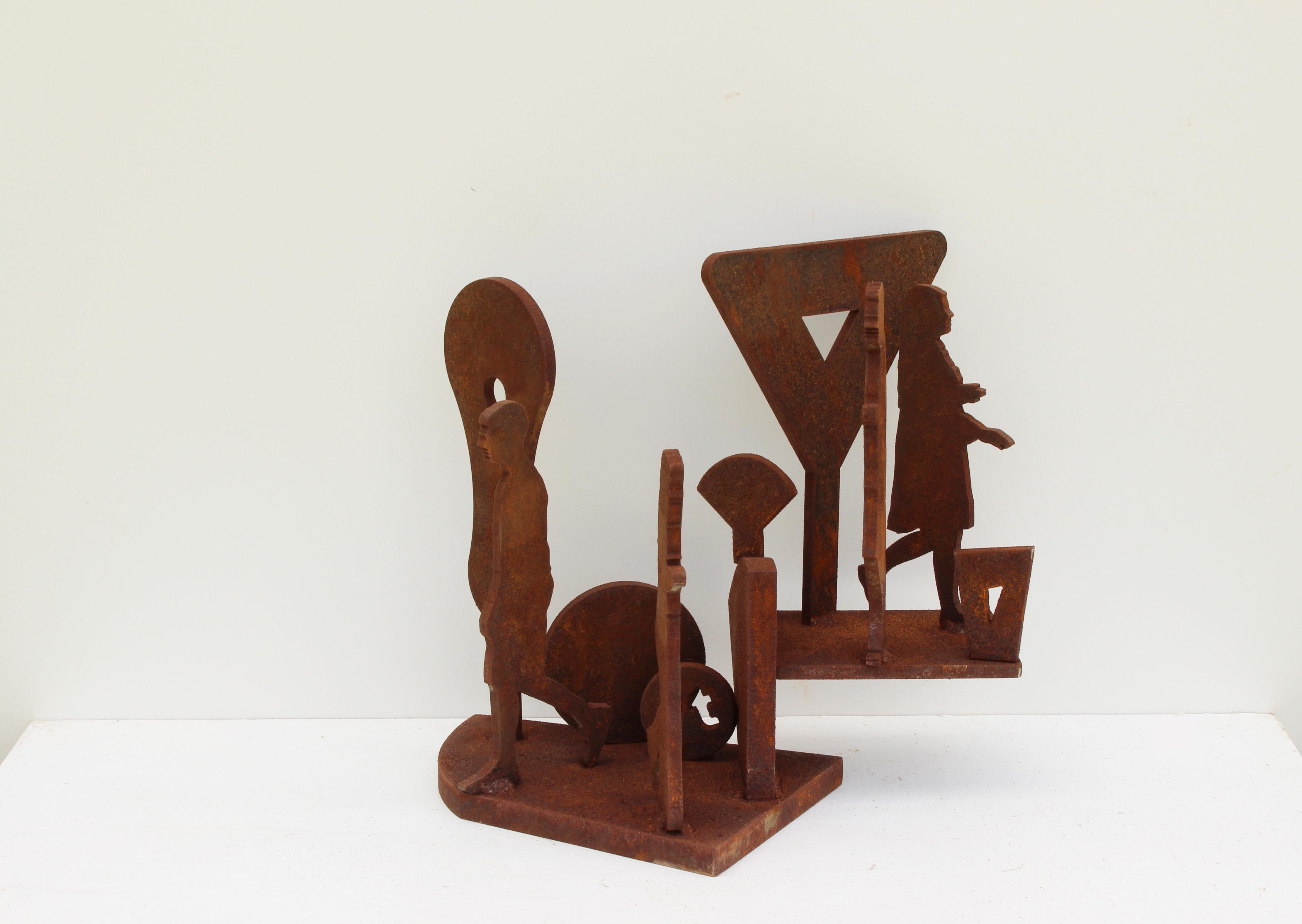 Ma série de sculptures Small Townes sont des pièces de table en acier rouillé. Ce sont des pièces durables, qui invitent à regarder sous tous les angles, et qui peuvent être placées sur une table ou un piédestal. Ces sculptures projettent des ombres