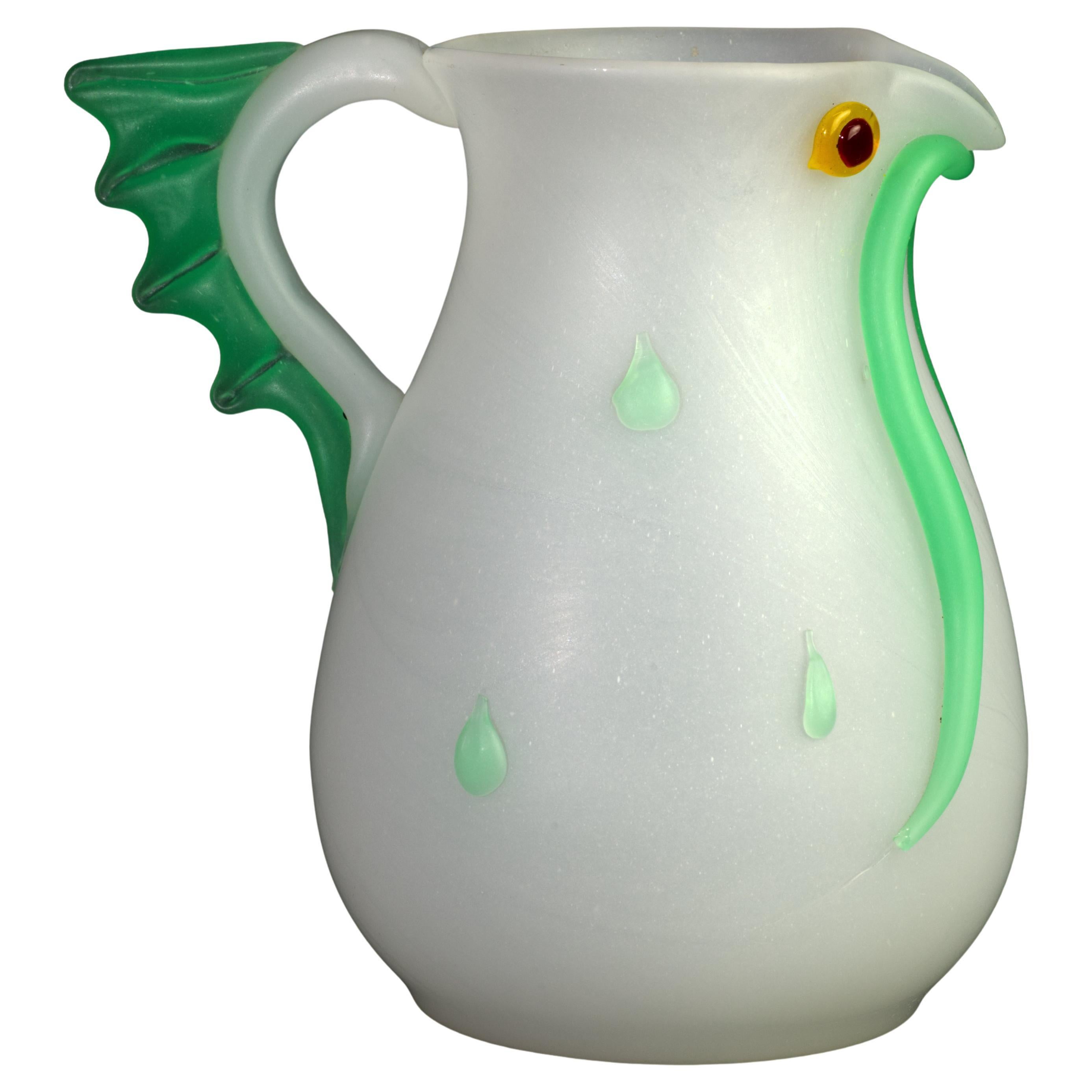 Questa straordinaria brocca in stile Art Nouveau fu disegnata da Richard Teschner nel 1906 per Lötz Witwe, Klostermühle. È stato realizzato con la tecnica della soffiatura a stampo in vetro bianco opale o alabastro con applicazioni in vetro verde