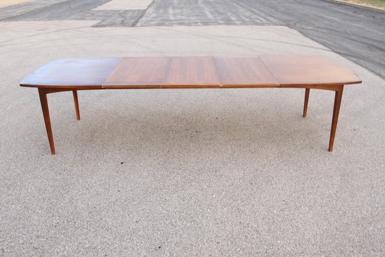 Richard Thompson for Glenn of California Large Mid-Century Modern Dining Table   In Good Condition For Sale In St. Louis, MO