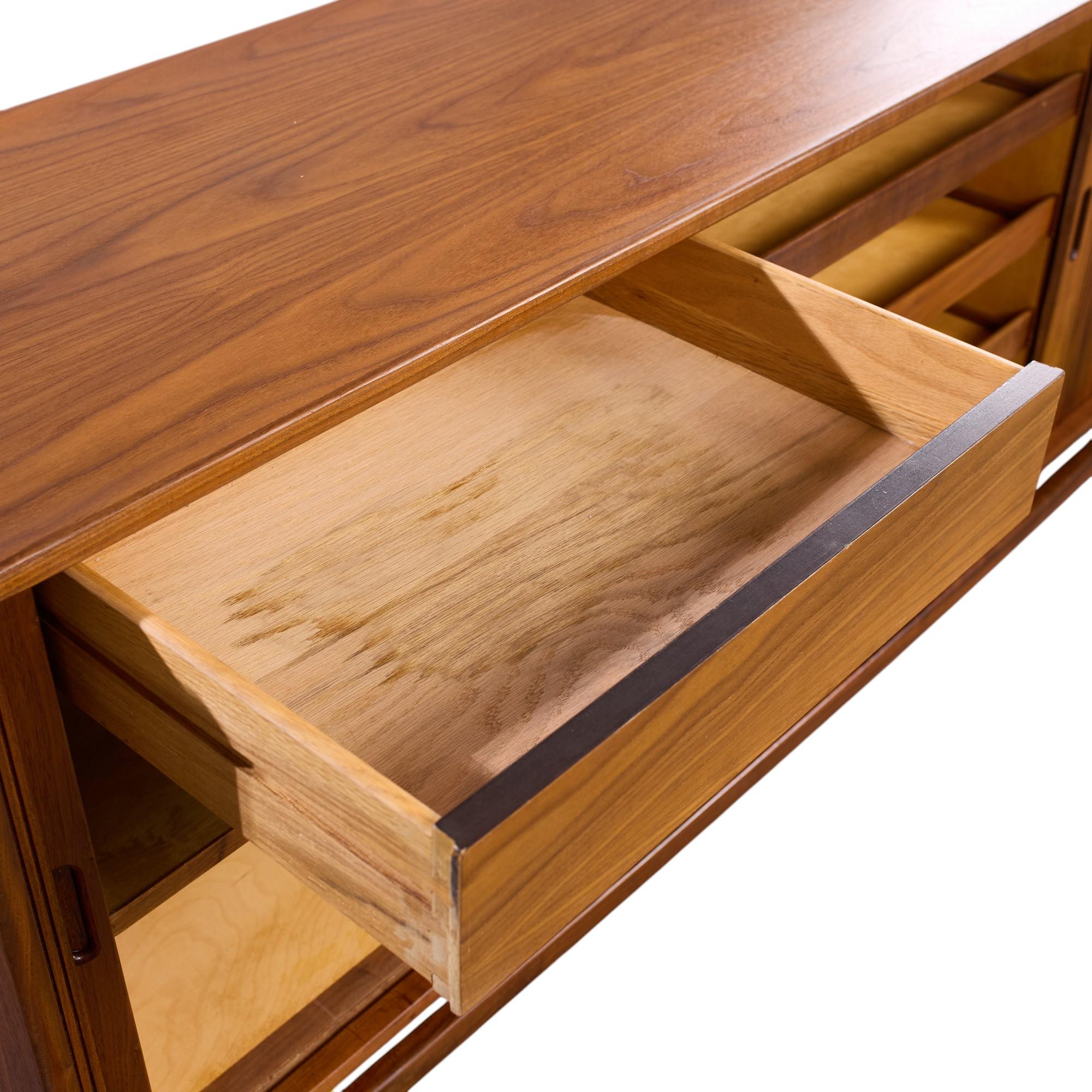 Richard Thompson per Glenn of California Credenza a tamburo in legno di noce del Medioevo in vendita 3